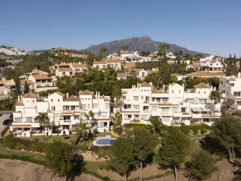 This bright and spacious 2-bedroom, 2-bathroom apartment offers comfortable living in a secure gated community. The property features a large 39 m² southwest-facing terrace overlooking landscaped gardens and the communal pool, perfect for outdoor dining, 