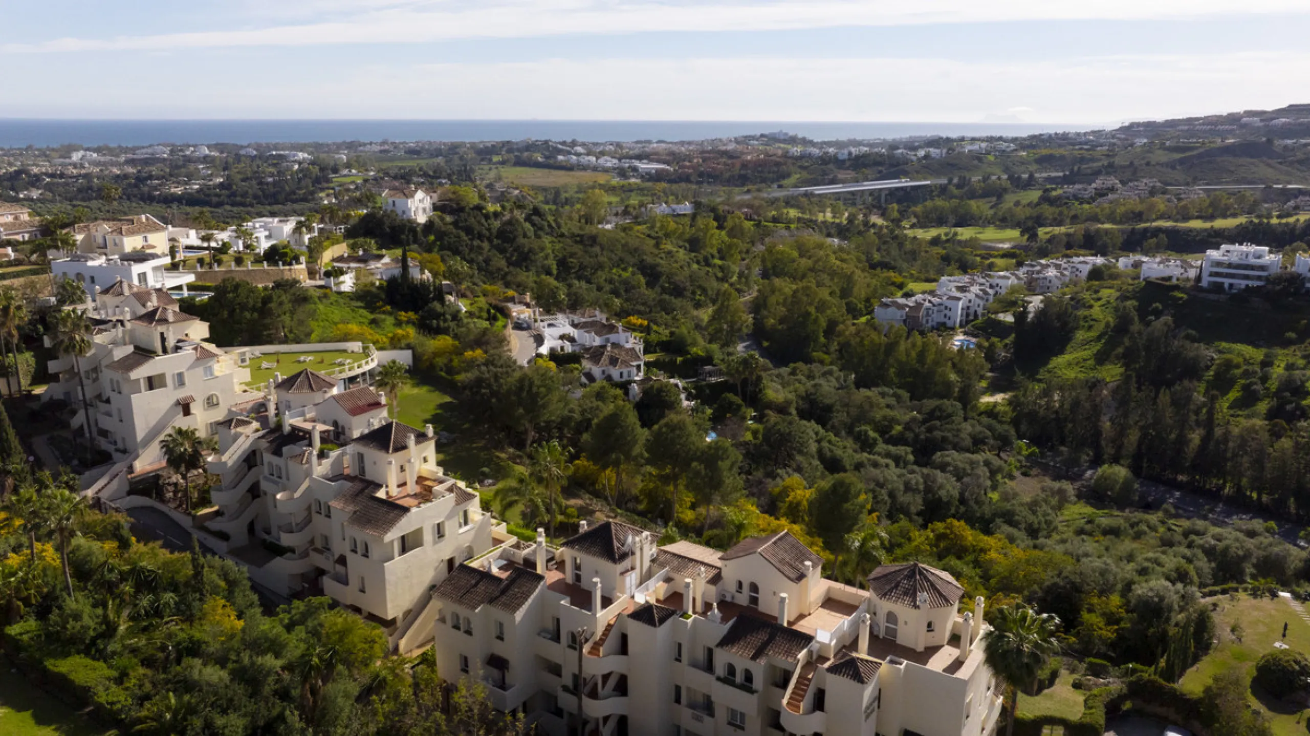 This bright and spacious 2-bedroom, 2-bathroom apartment offers comfortable living in a secure gated community. The property features a large 39 m² southwest-facing terrace overlooking landscaped gardens and the communal pool, perfect for outdoor dining, 