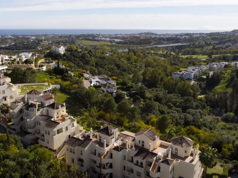 This bright and spacious 2-bedroom, 2-bathroom apartment offers comfortable living in a secure gated community. The property features a large 39 m² southwest-facing terrace overlooking landscaped gardens and the communal pool, perfect for outdoor dining, 