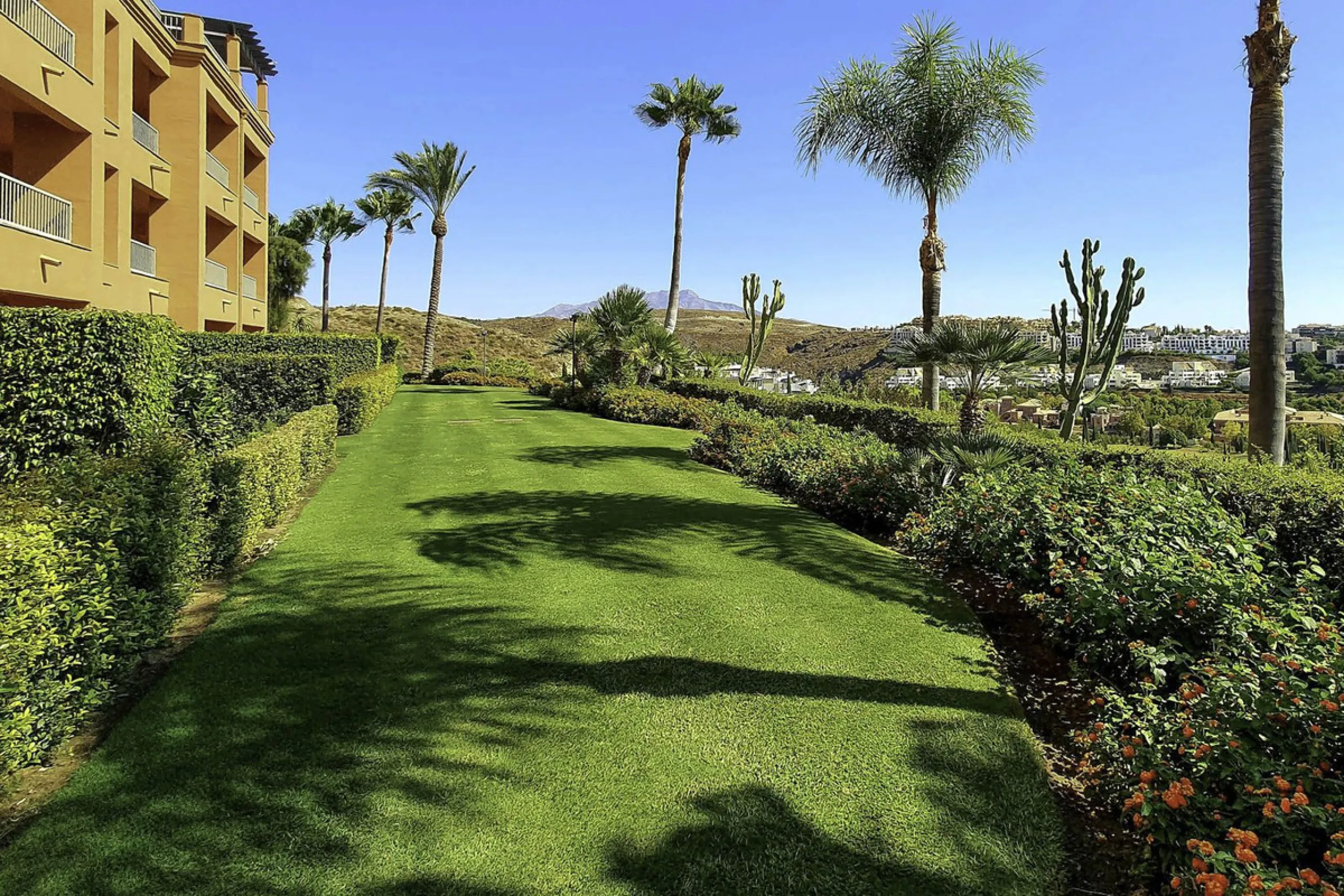 3 BEDROOM MIDDLE FLOOR APARTMENT WITH PANORAMIC SEA VIEWS TO THE COAST AND THE GOLF OF LOS FLAMINGOS