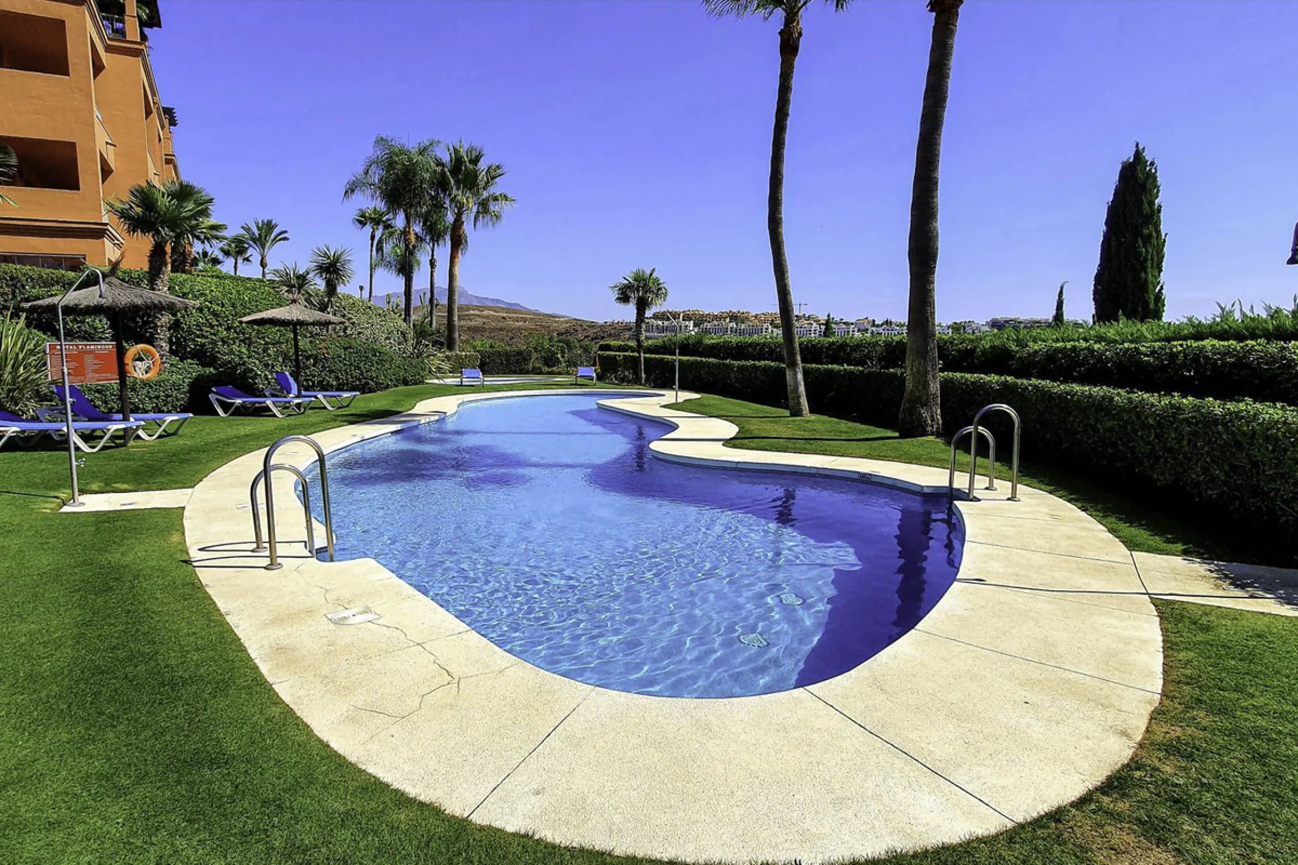 3 BEDROOM MIDDLE FLOOR APARTMENT WITH PANORAMIC SEA VIEWS TO THE COAST AND THE GOLF OF LOS FLAMINGOS