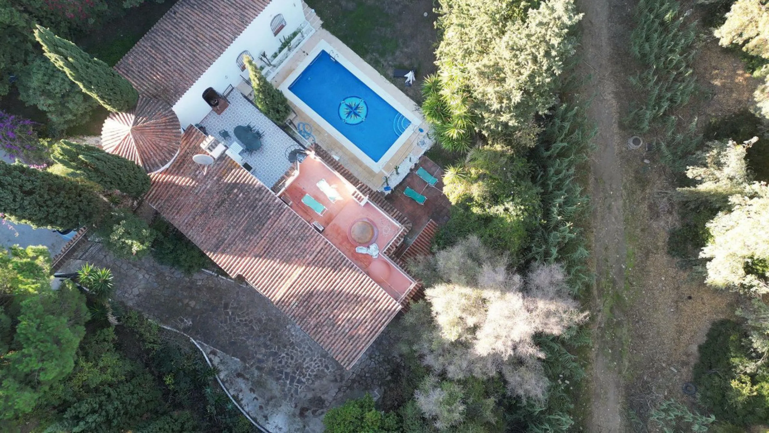 Spectacular Villa for Sale in Calahonda!  We invite you to take a look at the home staging and discover all the potential this villa has to offer.