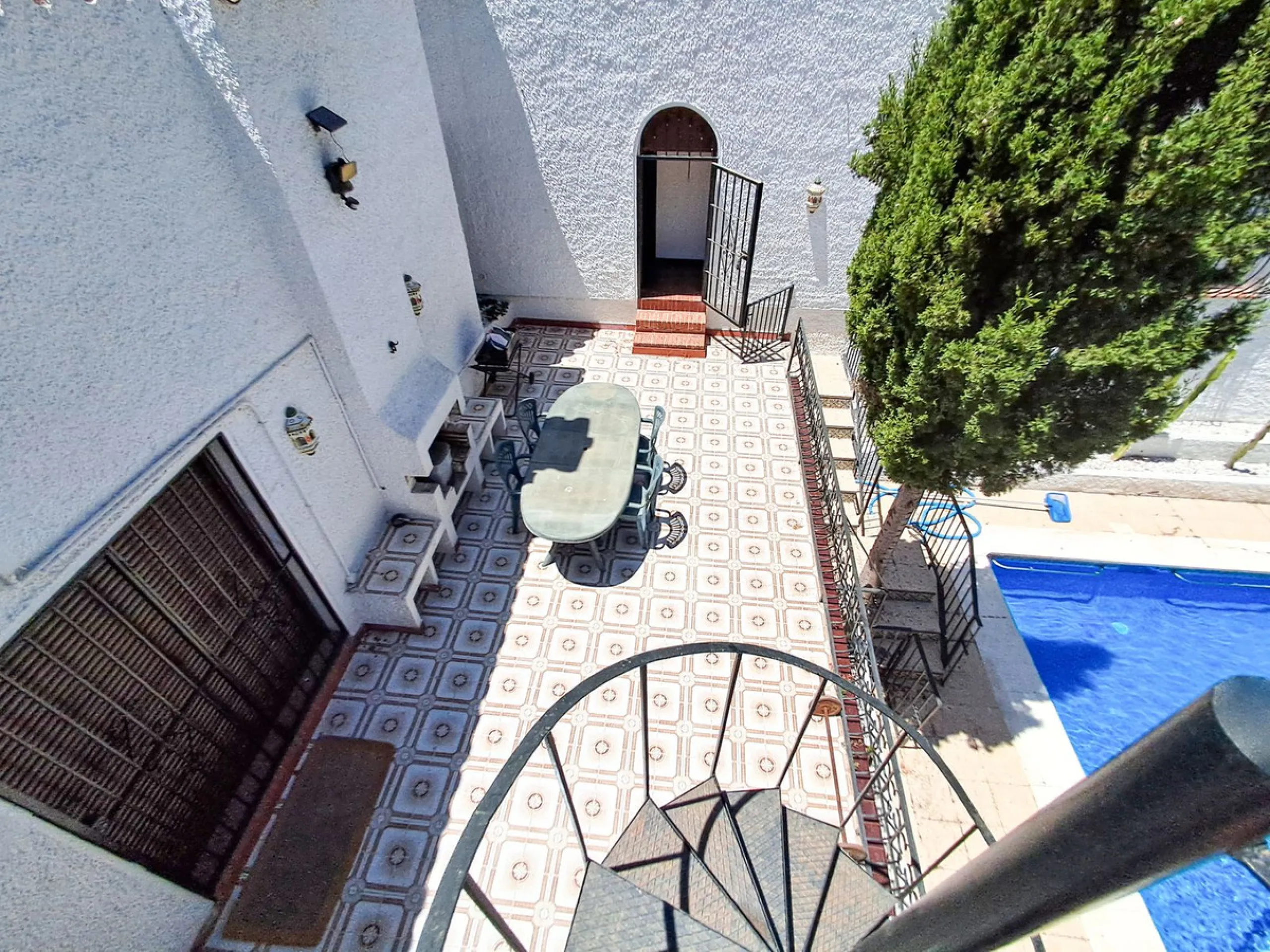 Spectacular Villa for Sale in Calahonda!  We invite you to take a look at the home staging and discover all the potential this villa has to offer.