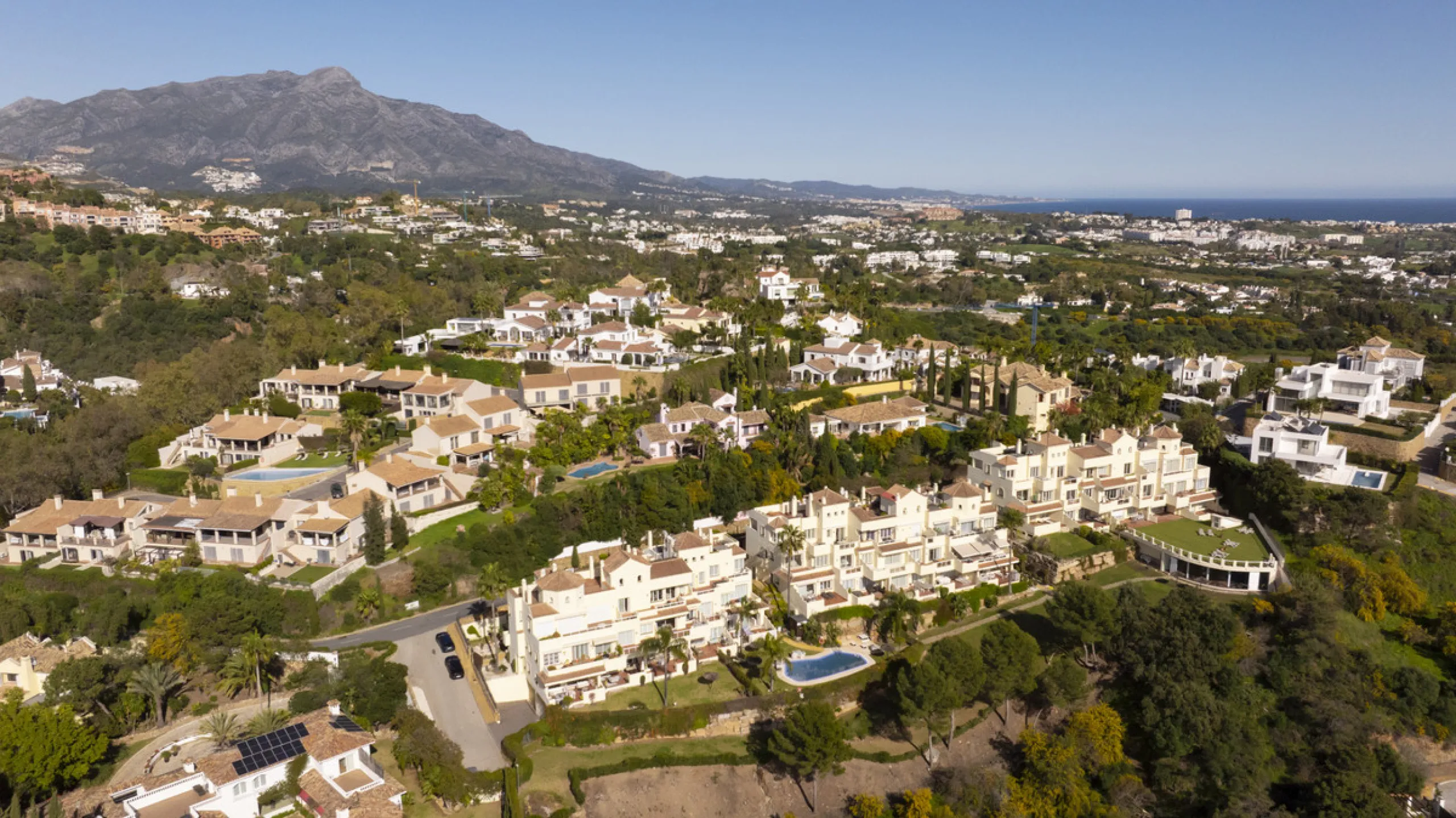 This bright and spacious 2-bedroom, 2-bathroom apartment offers comfortable living in a secure gated community. The property features a large 39 m² southwest-facing terrace overlooking landscaped gardens and the communal pool, perfect for outdoor dining, 