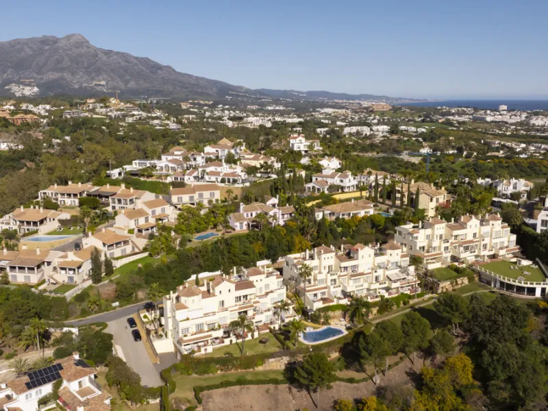 This bright and spacious 2-bedroom, 2-bathroom apartment offers comfortable living in a secure gated community. The property features a large 39 m² southwest-facing terrace overlooking landscaped gardens and the communal pool, perfect for outdoor dining, 