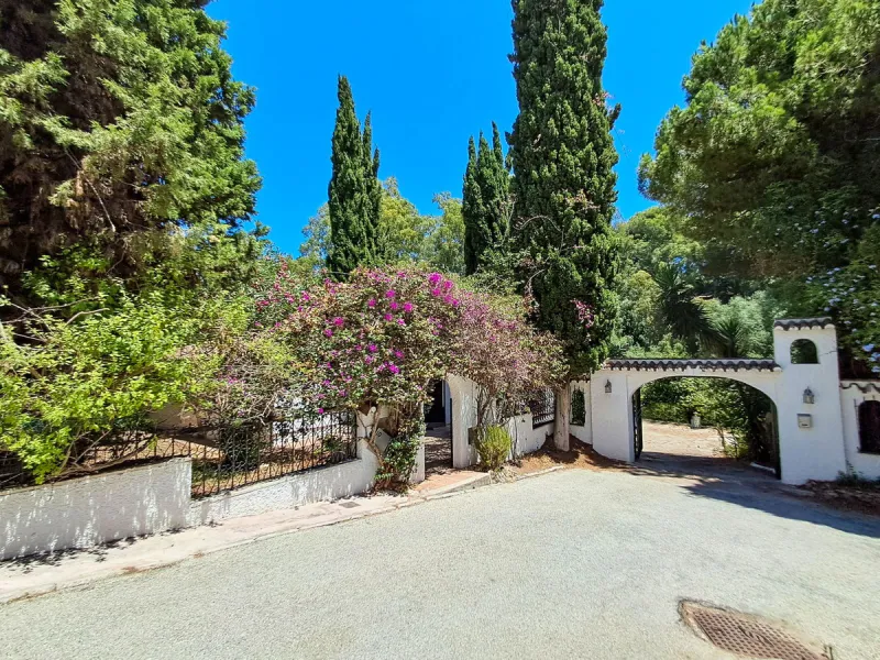 Spectacular Villa for Sale in Calahonda!  We invite you to take a look at the home staging and discover all the potential this villa has to offer.