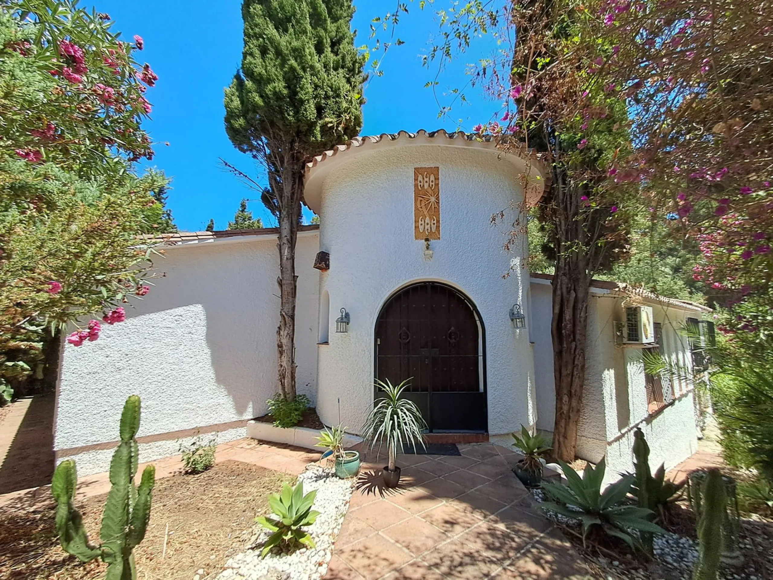 Spectacular Villa for Sale in Calahonda!  We invite you to take a look at the home staging and discover all the potential this villa has to offer.