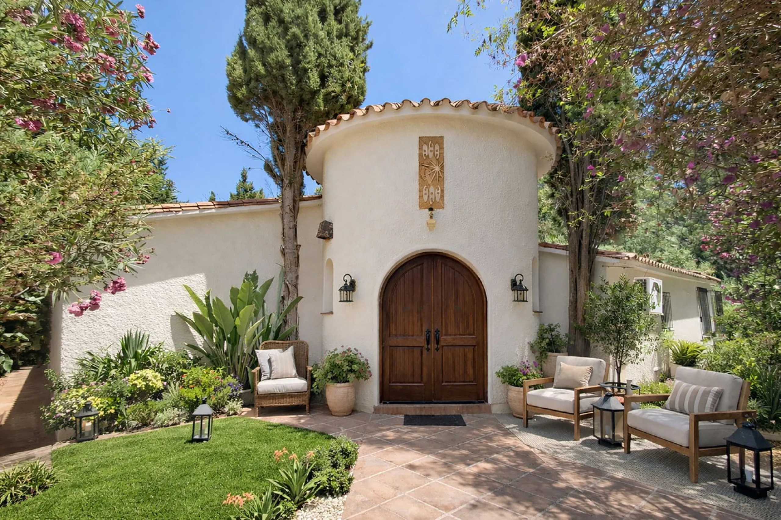 Spectacular Villa for Sale in Calahonda!  We invite you to take a look at the home staging and discover all the potential this villa has to offer.