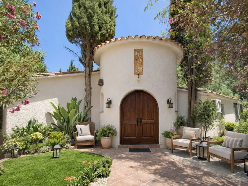 Spectacular Villa for Sale in Calahonda!  We invite you to take a look at the home staging and discover all the potential this villa has to offer.