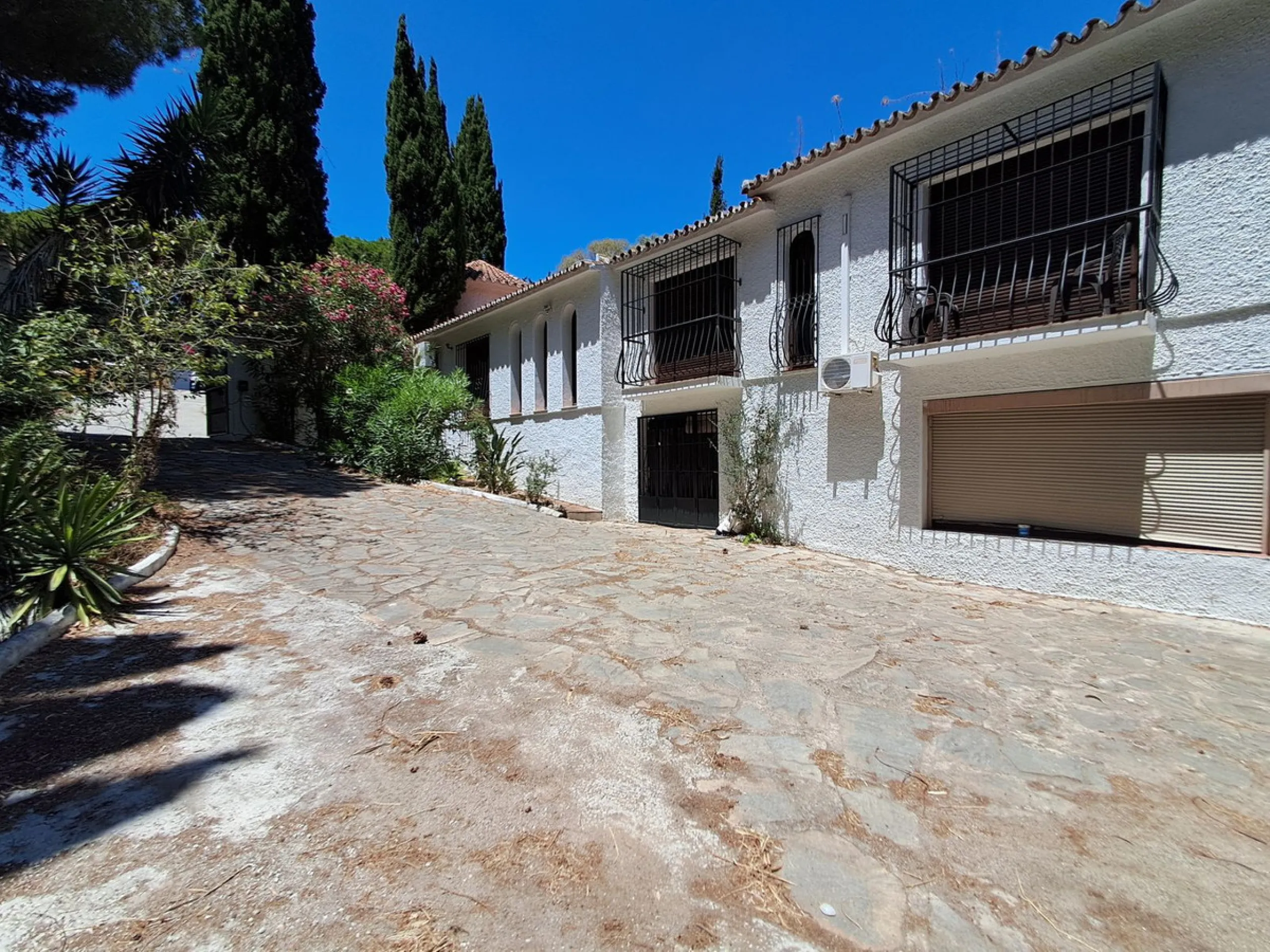 Spectacular Villa for Sale in Calahonda!  We invite you to take a look at the home staging and discover all the potential this villa has to offer.