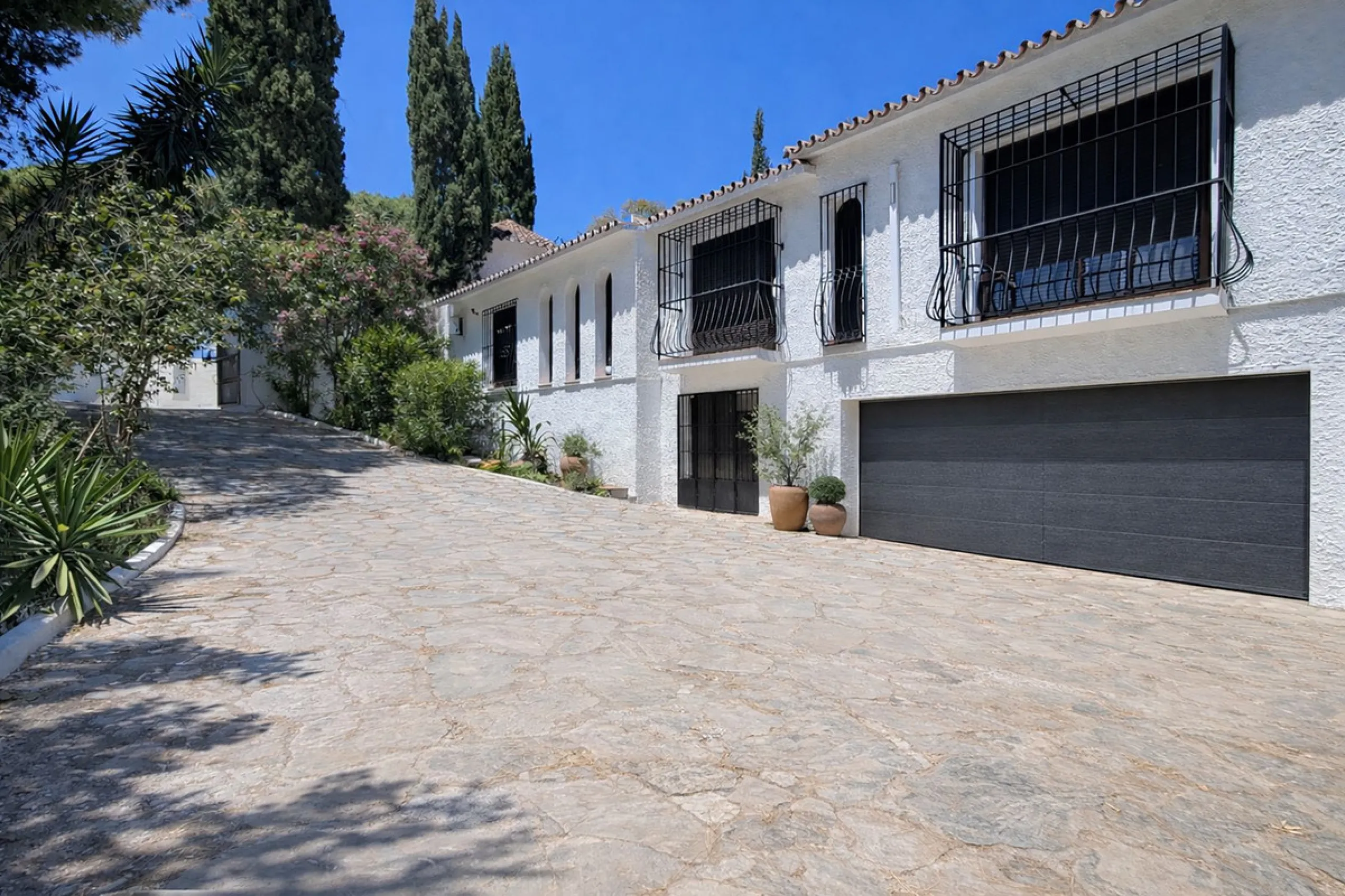 Spectacular Villa for Sale in Calahonda!  We invite you to take a look at the home staging and discover all the potential this villa has to offer.
