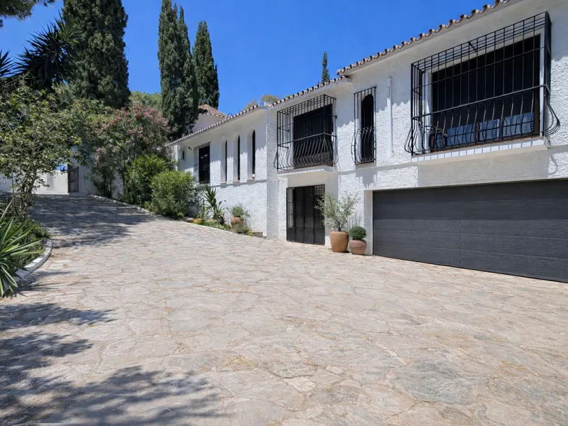 Spectacular Villa for Sale in Calahonda!  We invite you to take a look at the home staging and discover all the potential this villa has to offer.