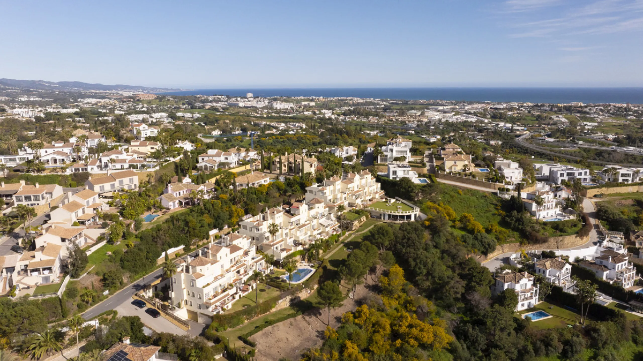 This bright and spacious 2-bedroom, 2-bathroom apartment offers comfortable living in a secure gated community. The property features a large 39 m² southwest-facing terrace overlooking landscaped gardens and the communal pool, perfect for outdoor dining, 