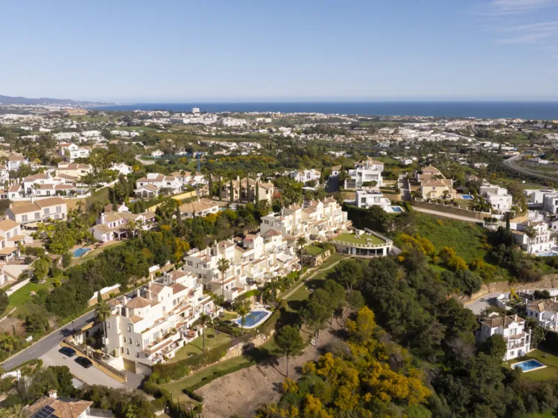 This bright and spacious 2-bedroom, 2-bathroom apartment offers comfortable living in a secure gated community. The property features a large 39 m² southwest-facing terrace overlooking landscaped gardens and the communal pool, perfect for outdoor dining, 