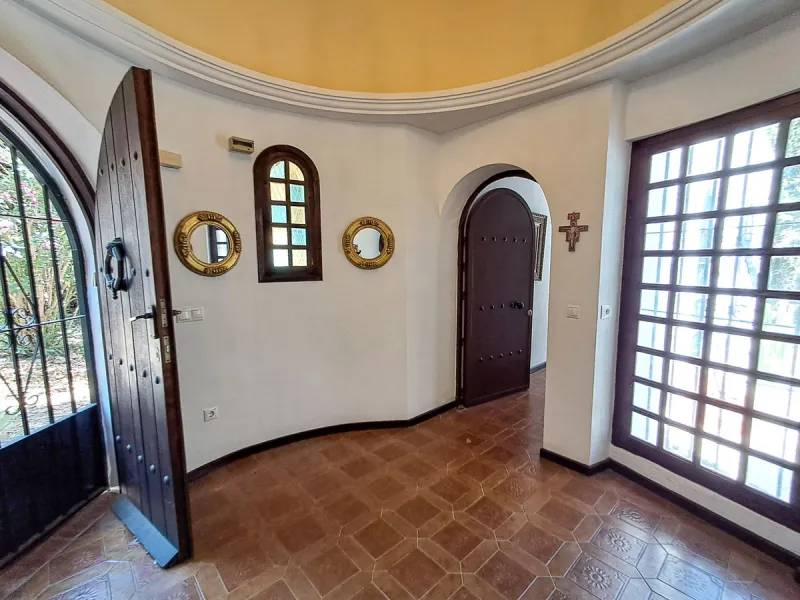 Spectacular Villa for Sale in Calahonda!  We invite you to take a look at the home staging and discover all the potential this villa has to offer.