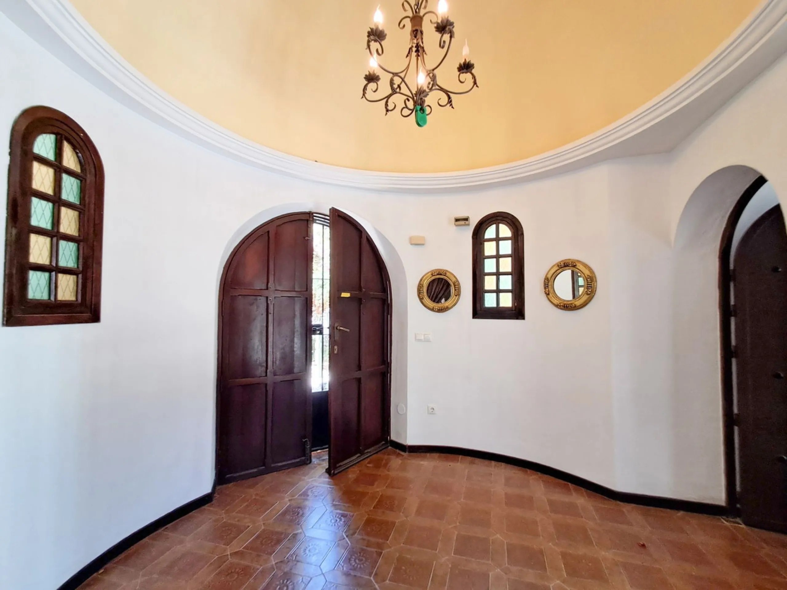 Spectacular Villa for Sale in Calahonda!  We invite you to take a look at the home staging and discover all the potential this villa has to offer.