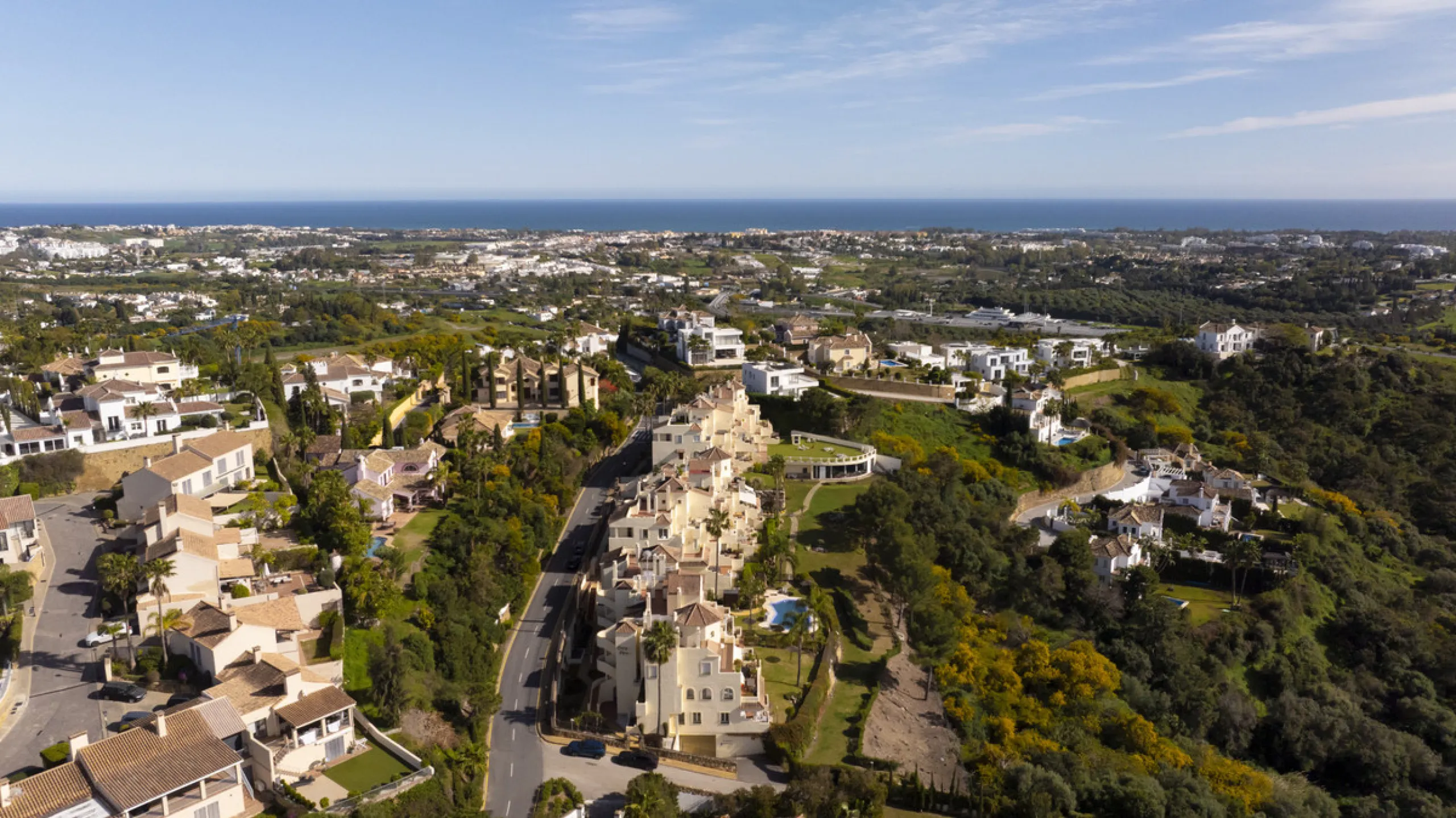 This bright and spacious 2-bedroom, 2-bathroom apartment offers comfortable living in a secure gated community. The property features a large 39 m² southwest-facing terrace overlooking landscaped gardens and the communal pool, perfect for outdoor dining, 