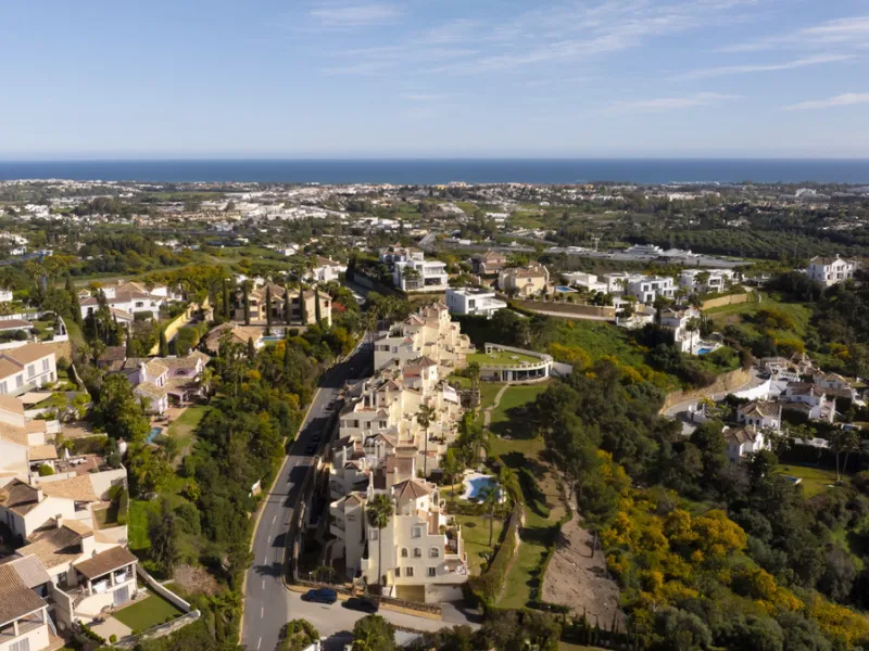 This bright and spacious 2-bedroom, 2-bathroom apartment offers comfortable living in a secure gated community. The property features a large 39 m² southwest-facing terrace overlooking landscaped gardens and the communal pool, perfect for outdoor dining, 