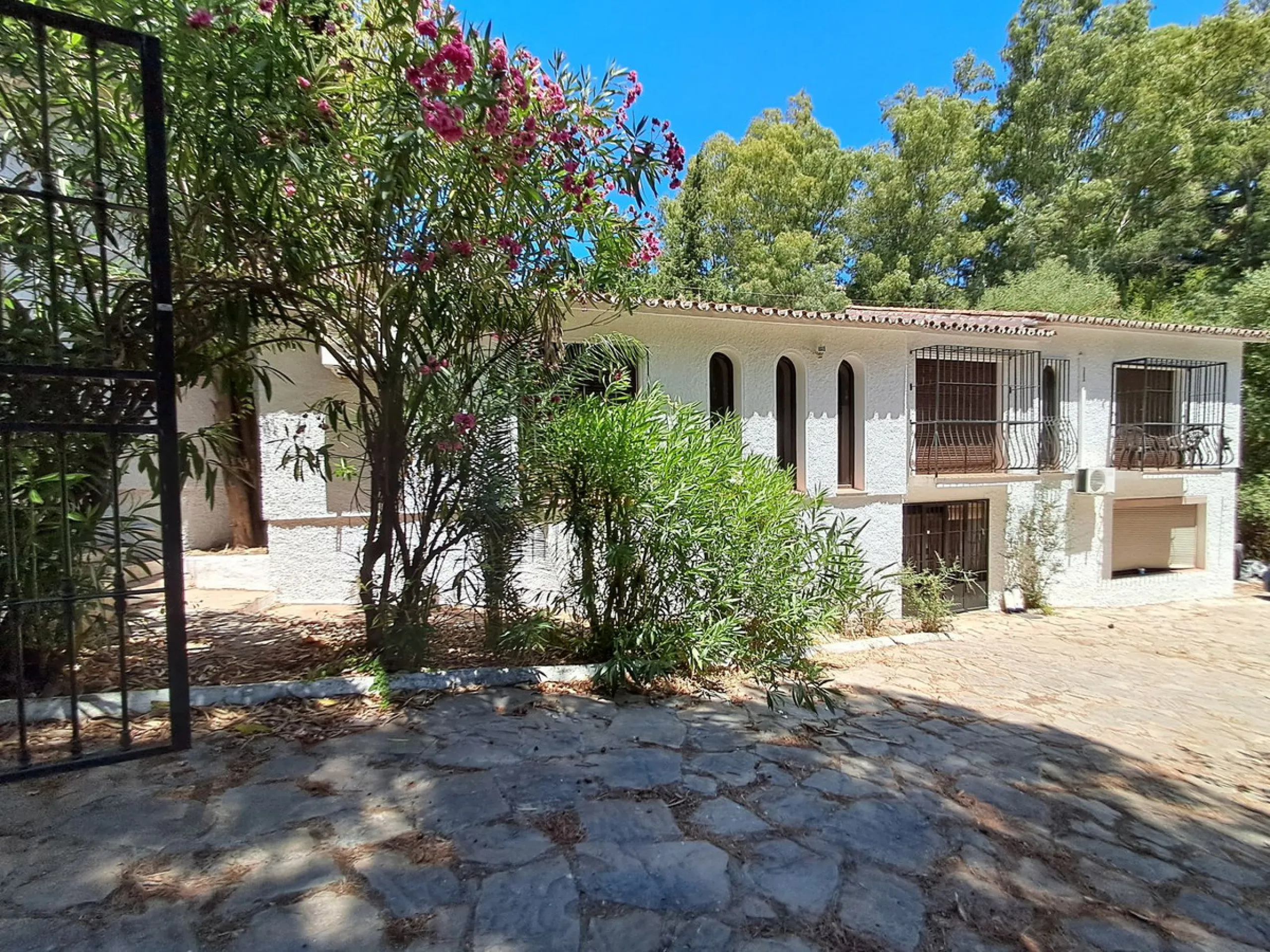 Spectacular Villa for Sale in Calahonda!  We invite you to take a look at the home staging and discover all the potential this villa has to offer.