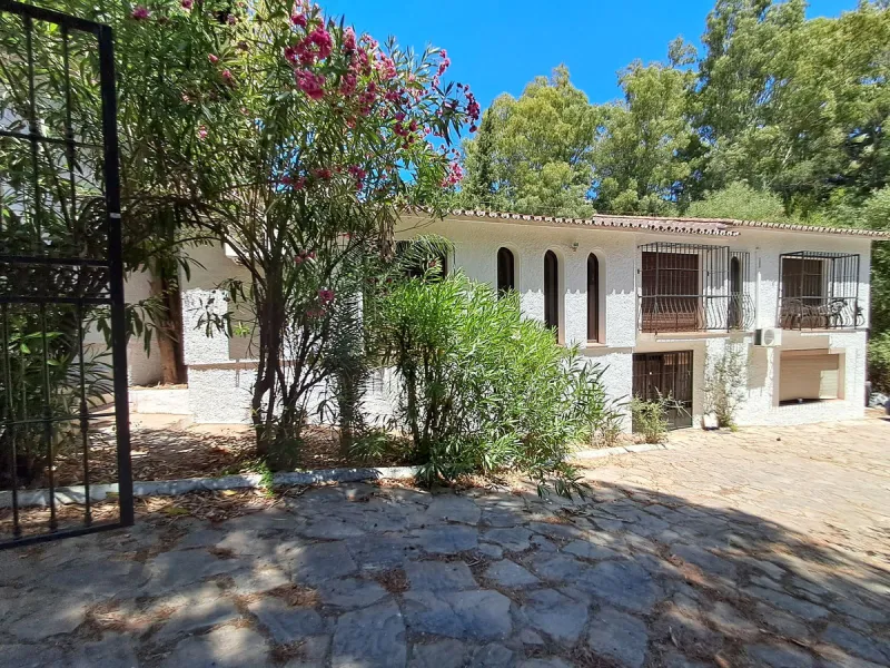Spectacular Villa for Sale in Calahonda!  We invite you to take a look at the home staging and discover all the potential this villa has to offer.