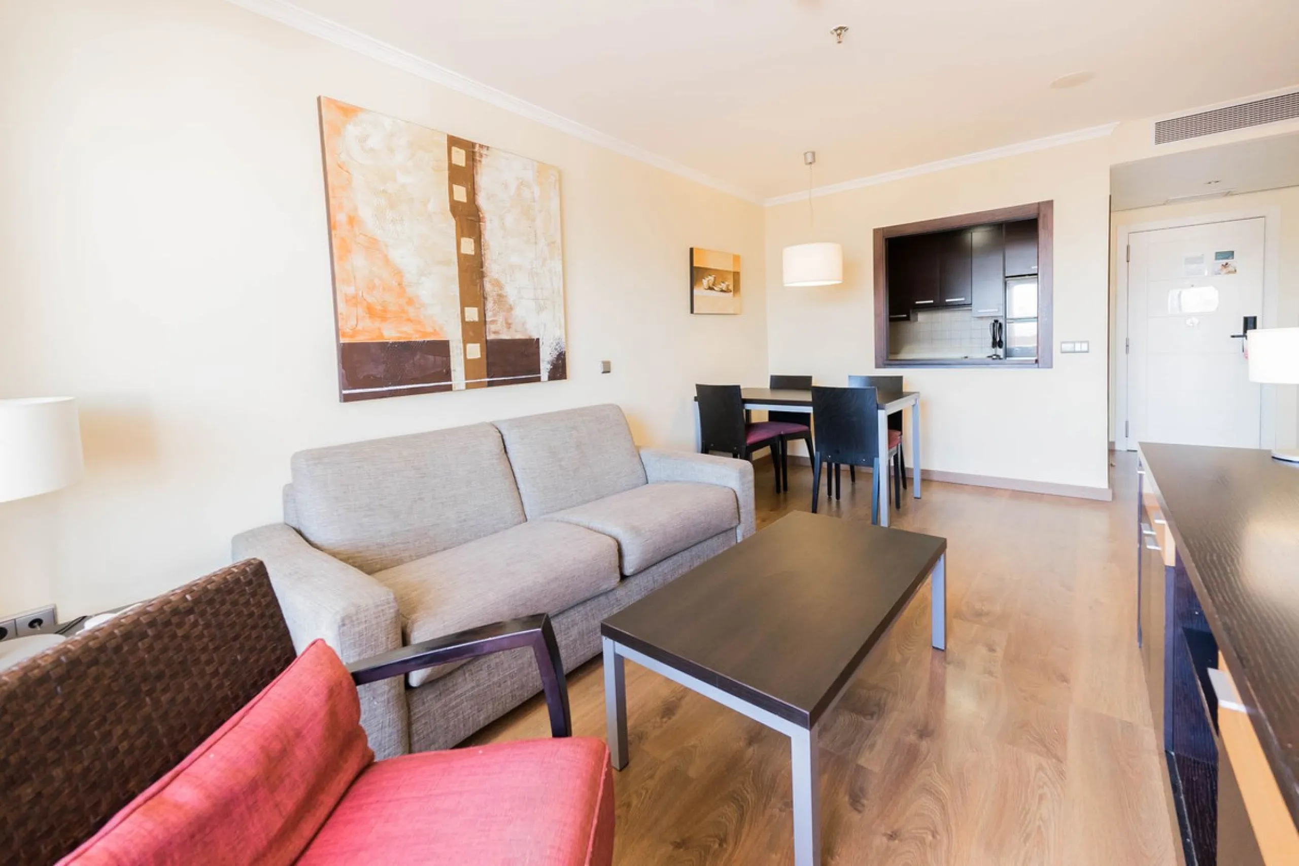 A safe investment in the third line of the beach. Luxurious apartment with side views of the Mediterranean Sea, just 100 meters from the well-known Bil Bil Beach. The property belongs to the Arcosur tourist complex, managed by Pierre & Vacances. It has a 
