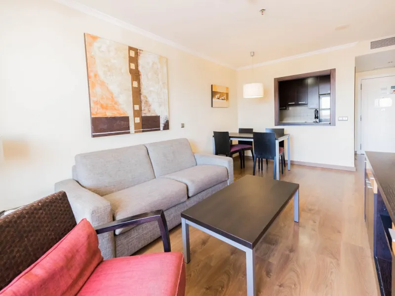 A safe investment in the third line of the beach. Luxurious apartment with side views of the Mediterranean Sea, just 100 meters from the well-known Bil Bil Beach. The property belongs to the Arcosur tourist complex, managed by Pierre & Vacances. It has a 