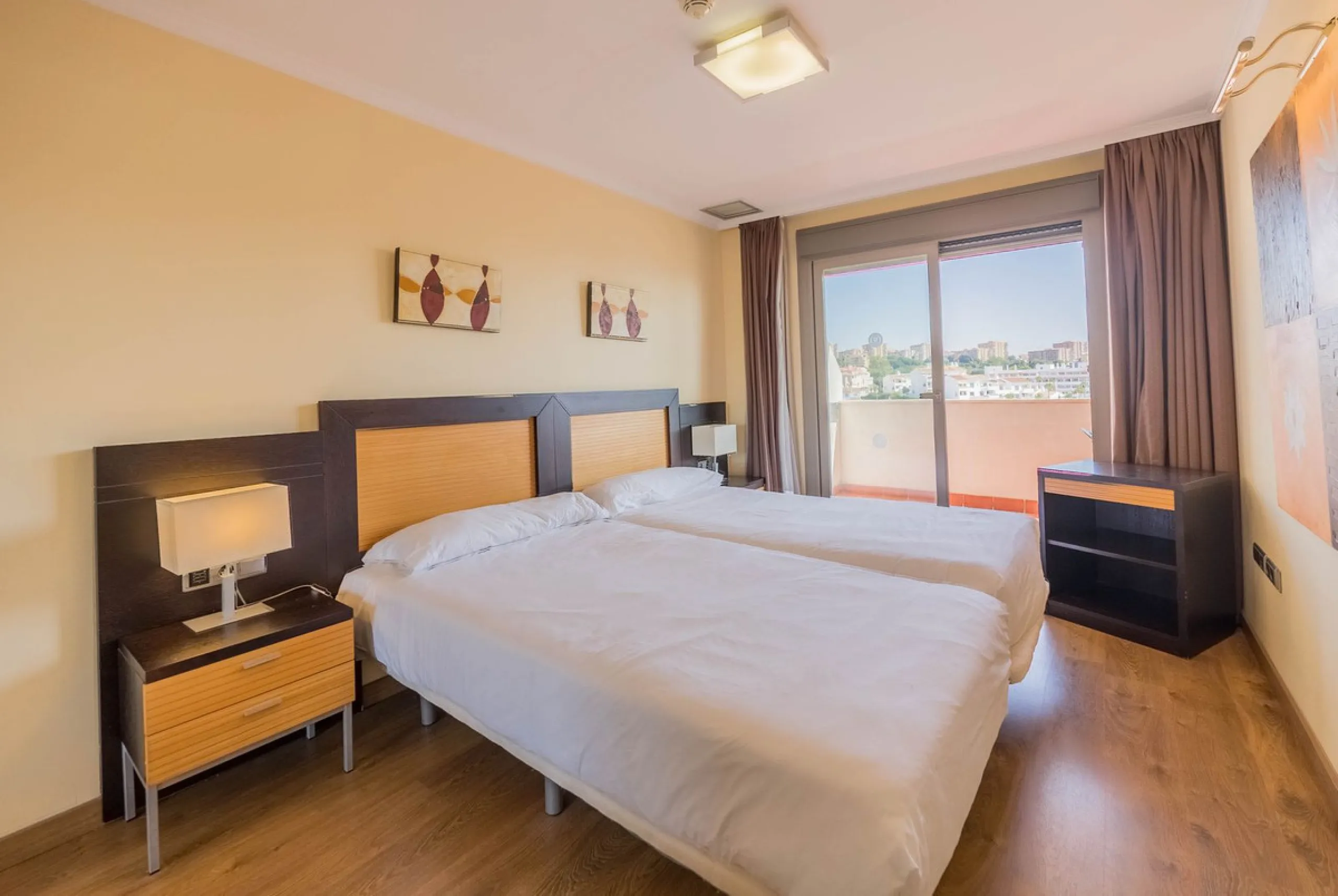 A safe investment in the third line of the beach. Luxurious apartment with side views of the Mediterranean Sea, just 100 meters from the well-known Bil Bil Beach. The property belongs to the Arcosur tourist complex, managed by Pierre & Vacances. It has a 
