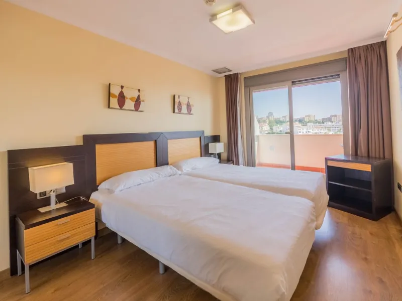 A safe investment in the third line of the beach. Luxurious apartment with side views of the Mediterranean Sea, just 100 meters from the well-known Bil Bil Beach. The property belongs to the Arcosur tourist complex, managed by Pierre & Vacances. It has a 