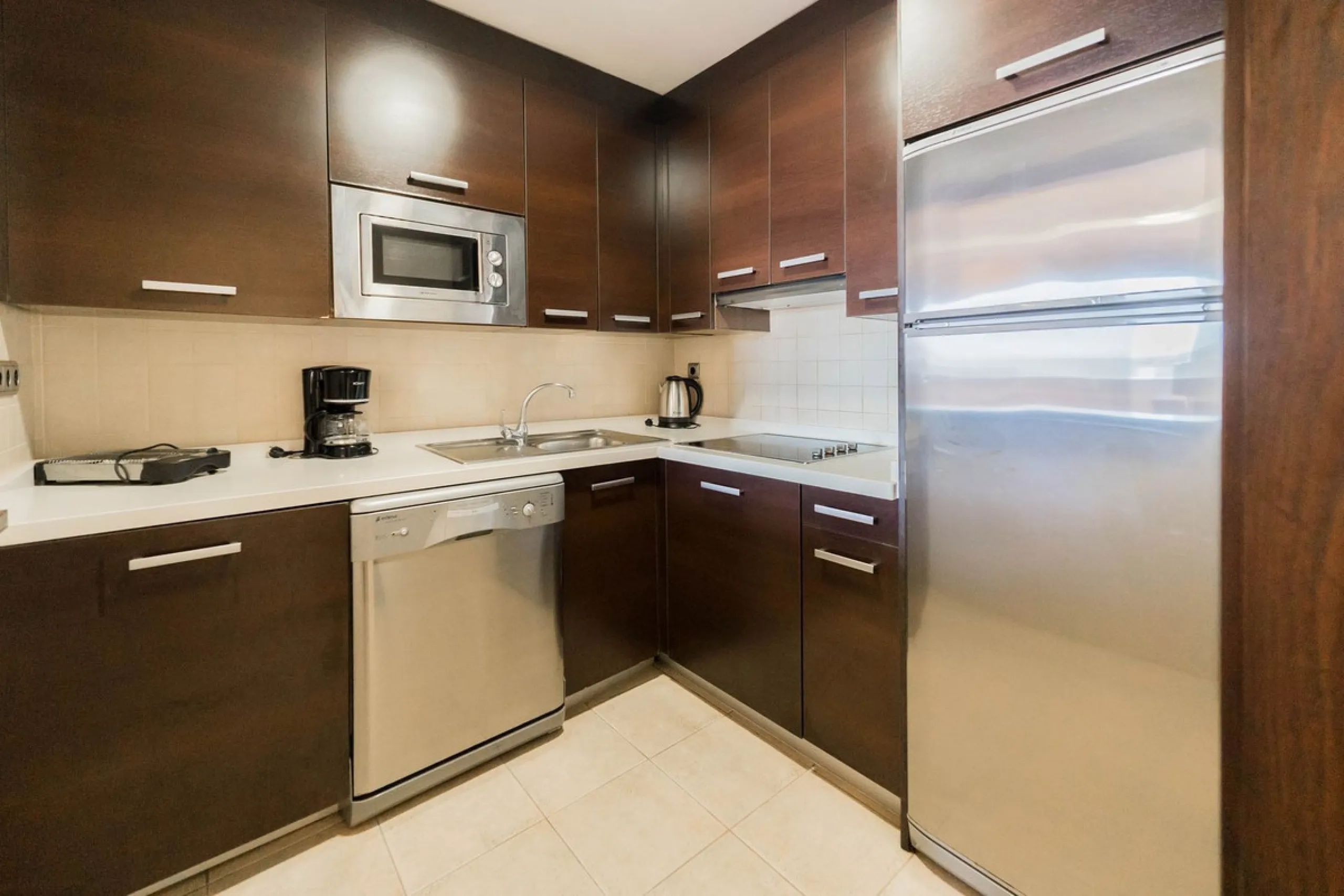 A safe investment in the third line of the beach. Luxurious apartment with side views of the Mediterranean Sea, just 100 meters from the well-known Bil Bil Beach. The property belongs to the Arcosur tourist complex, managed by Pierre & Vacances. It has a 