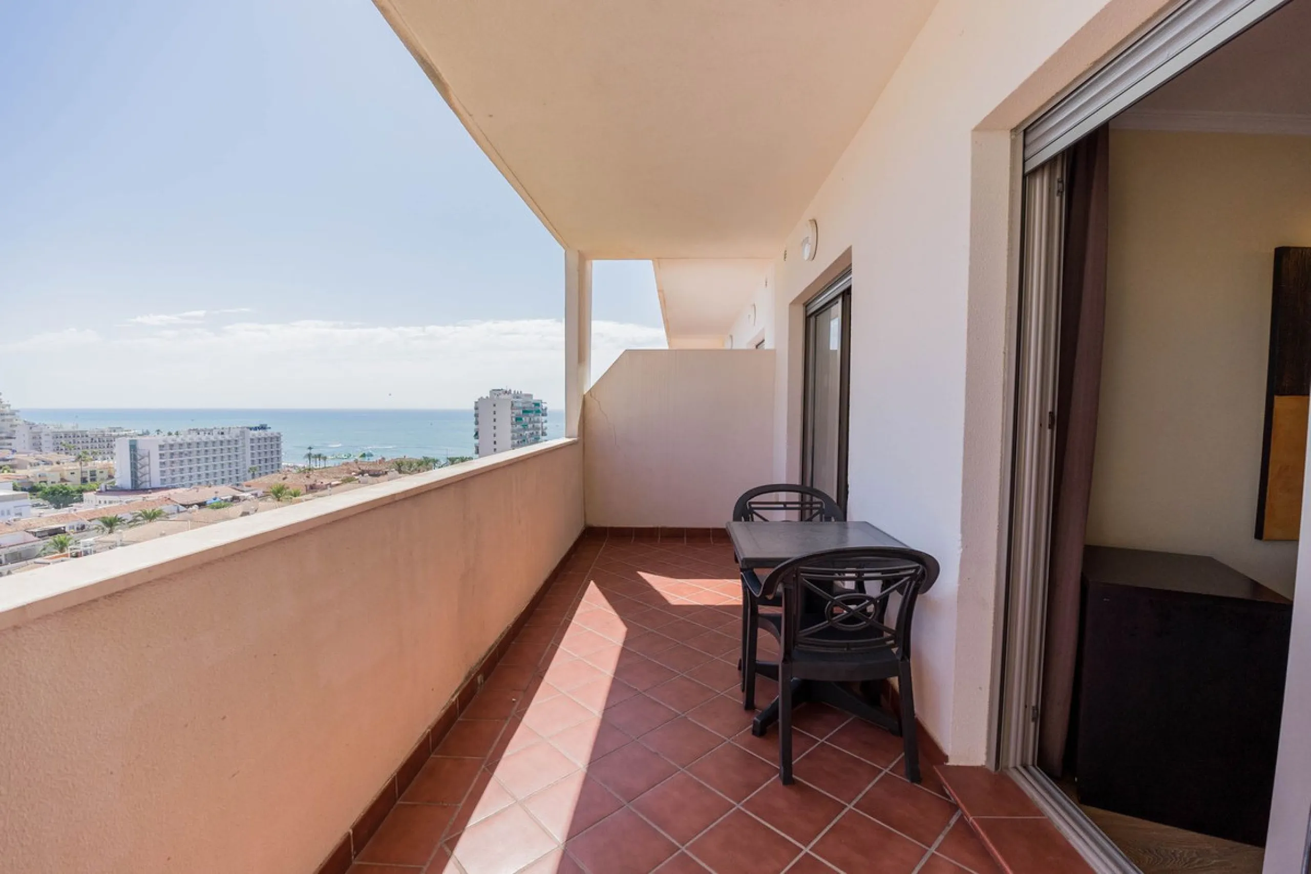 A safe investment in the third line of the beach. Luxurious apartment with side views of the Mediterranean Sea, just 100 meters from the well-known Bil Bil Beach. The property belongs to the Arcosur tourist complex, managed by Pierre & Vacances. It has a 