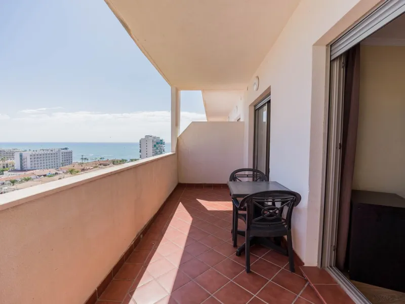 A safe investment in the third line of the beach. Luxurious apartment with side views of the Mediterranean Sea, just 100 meters from the well-known Bil Bil Beach. The property belongs to the Arcosur tourist complex, managed by Pierre & Vacances. It has a 