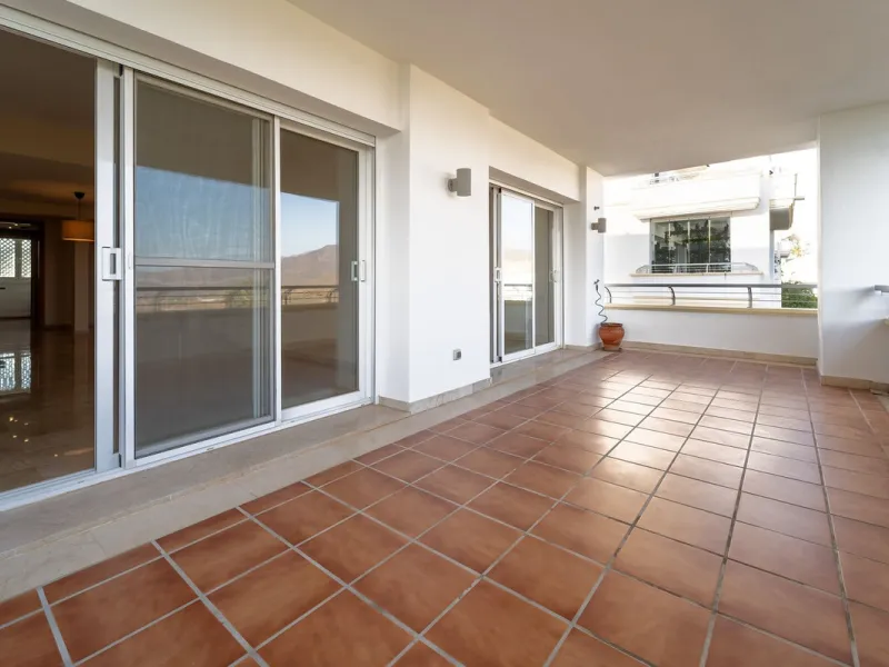 Discover this stunning and exceptionally spacious 3-bedroom, 3-bathroom apartment located in the sought-after area of La Cala Golf. Boasting an elegant and bright living area, the property opens up to a generous terrace with breathtaking views over the Eu