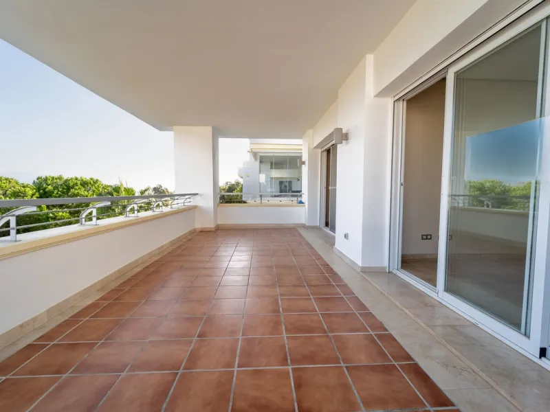 Discover this stunning and exceptionally spacious 3-bedroom, 3-bathroom apartment located in the sought-after area of La Cala Golf. Boasting an elegant and bright living area, the property opens up to a generous terrace with breathtaking views over the Eu