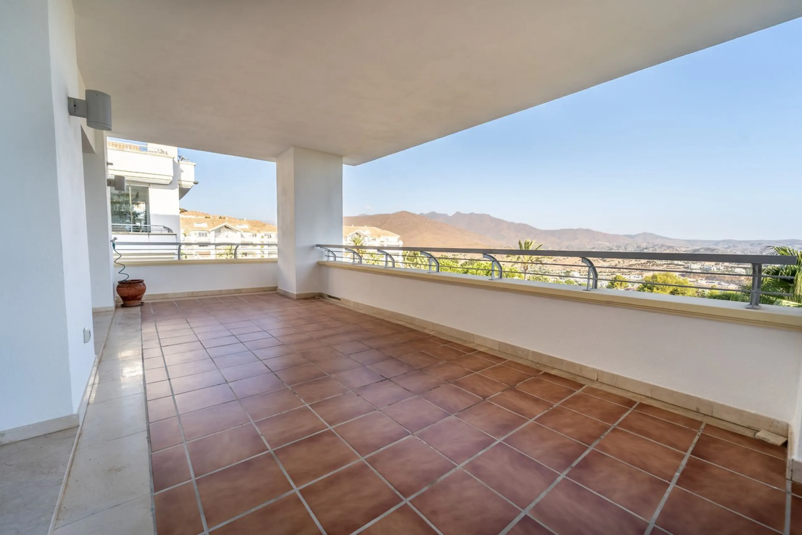 Discover this stunning and exceptionally spacious 3-bedroom, 3-bathroom apartment located in the sought-after area of La Cala Golf. Boasting an elegant and bright living area, the property opens up to a generous terrace with breathtaking views over the Eu