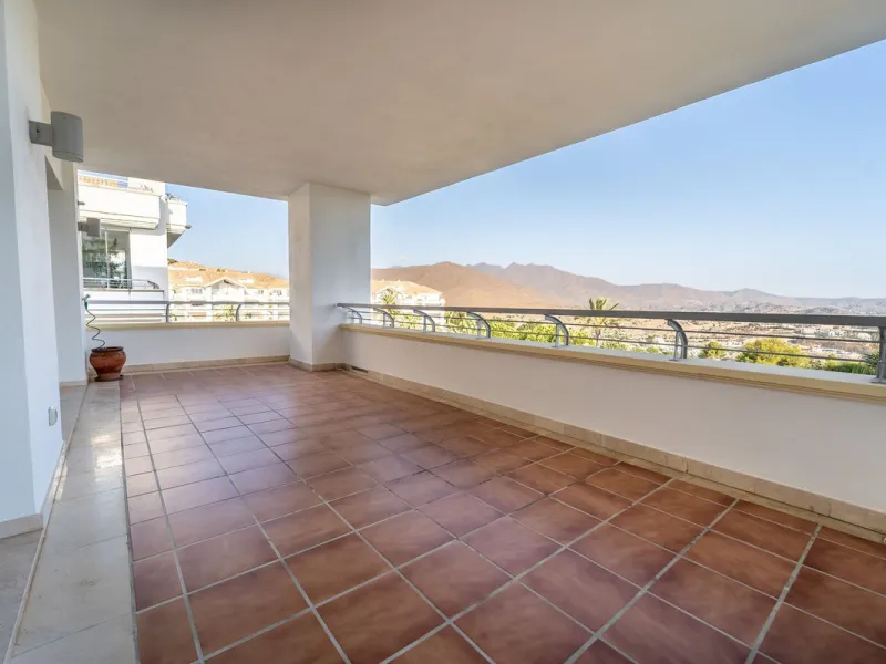 Discover this stunning and exceptionally spacious 3-bedroom, 3-bathroom apartment located in the sought-after area of La Cala Golf. Boasting an elegant and bright living area, the property opens up to a generous terrace with breathtaking views over the Eu