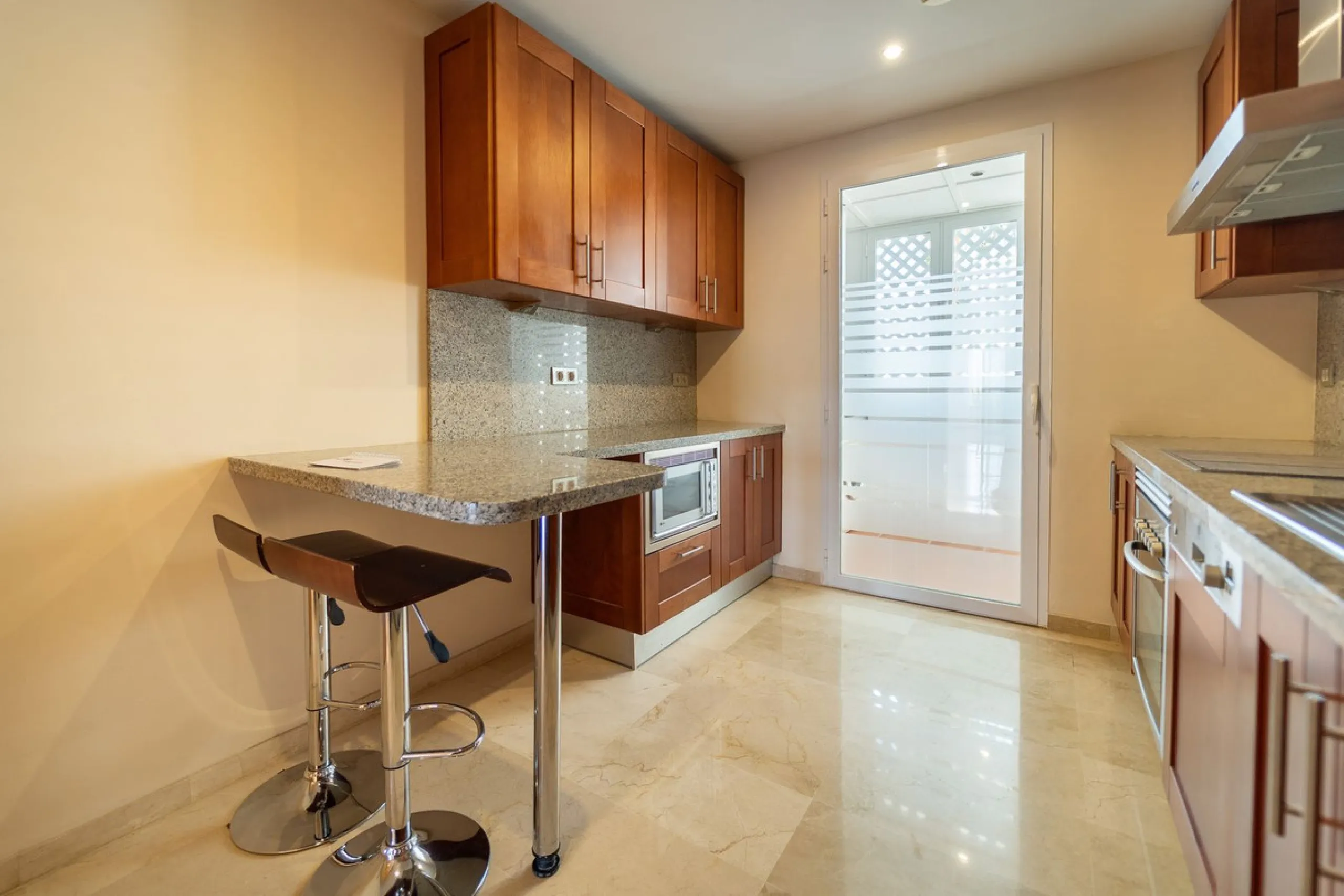 Discover this stunning and exceptionally spacious 3-bedroom, 3-bathroom apartment located in the sought-after area of La Cala Golf. Boasting an elegant and bright living area, the property opens up to a generous terrace with breathtaking views over the Eu