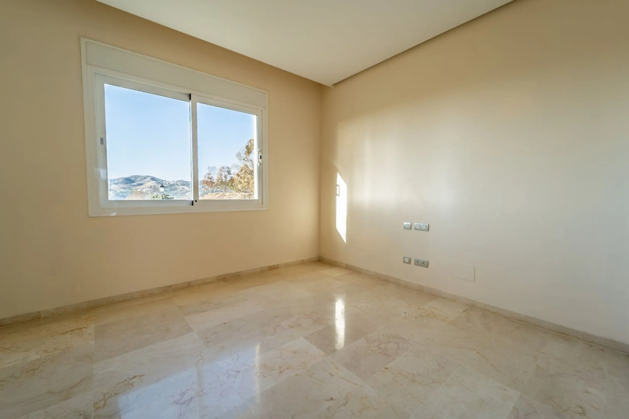Discover this stunning and exceptionally spacious 3-bedroom, 3-bathroom apartment located in the sought-after area of La Cala Golf. Boasting an elegant and bright living area, the property opens up to a generous terrace with breathtaking views over the Eu
