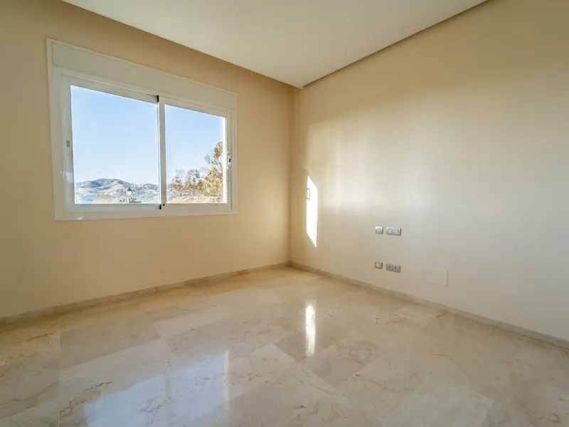 Discover this stunning and exceptionally spacious 3-bedroom, 3-bathroom apartment located in the sought-after area of La Cala Golf. Boasting an elegant and bright living area, the property opens up to a generous terrace with breathtaking views over the Eu