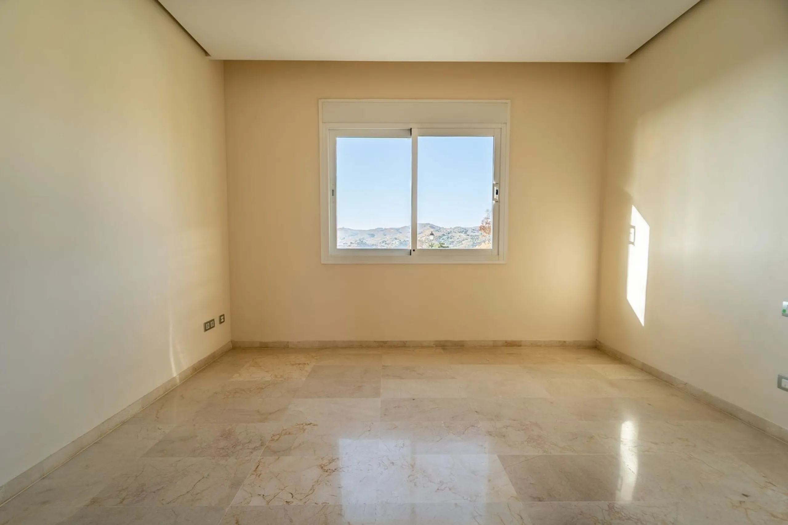 Discover this stunning and exceptionally spacious 3-bedroom, 3-bathroom apartment located in the sought-after area of La Cala Golf. Boasting an elegant and bright living area, the property opens up to a generous terrace with breathtaking views over the Eu