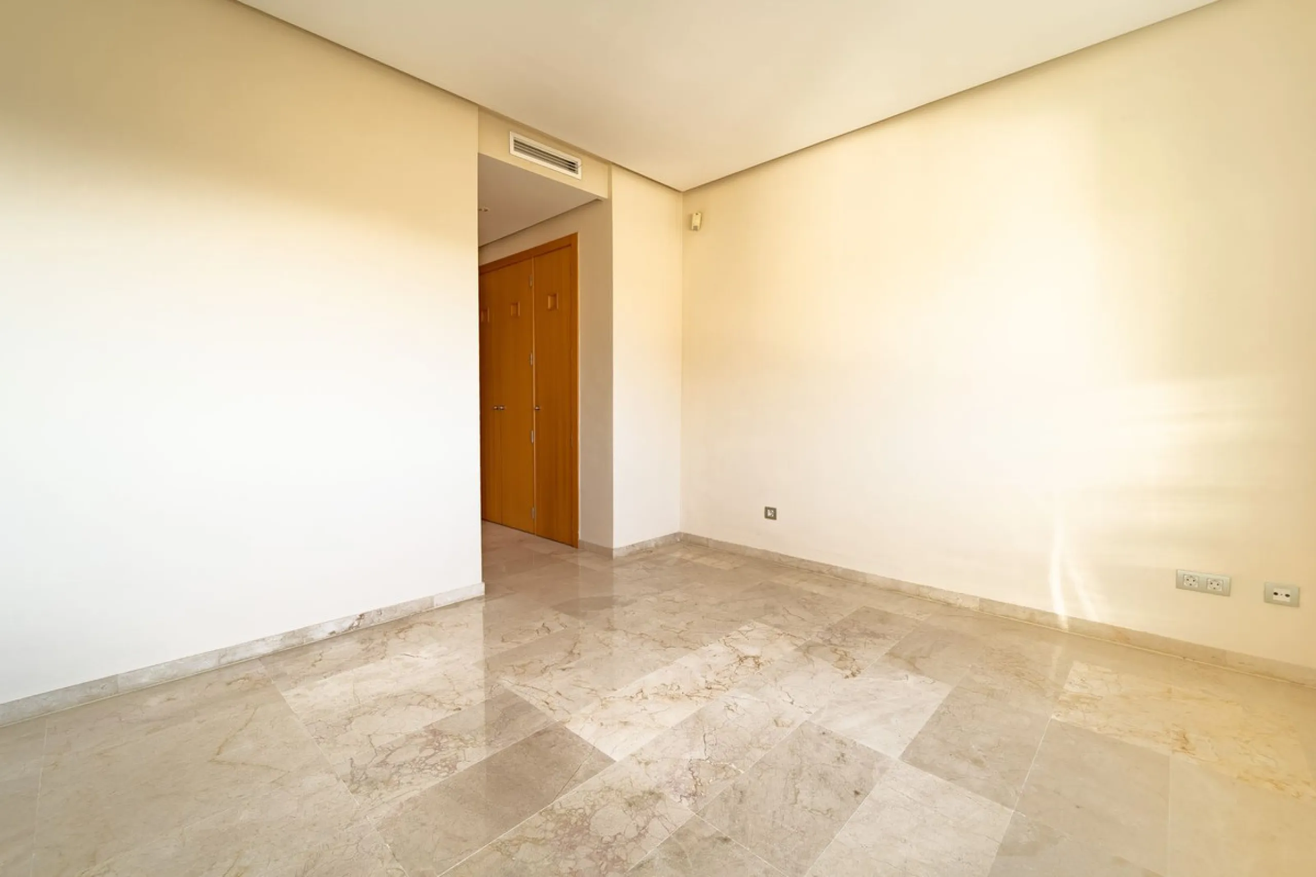 Discover this stunning and exceptionally spacious 3-bedroom, 3-bathroom apartment located in the sought-after area of La Cala Golf. Boasting an elegant and bright living area, the property opens up to a generous terrace with breathtaking views over the Eu