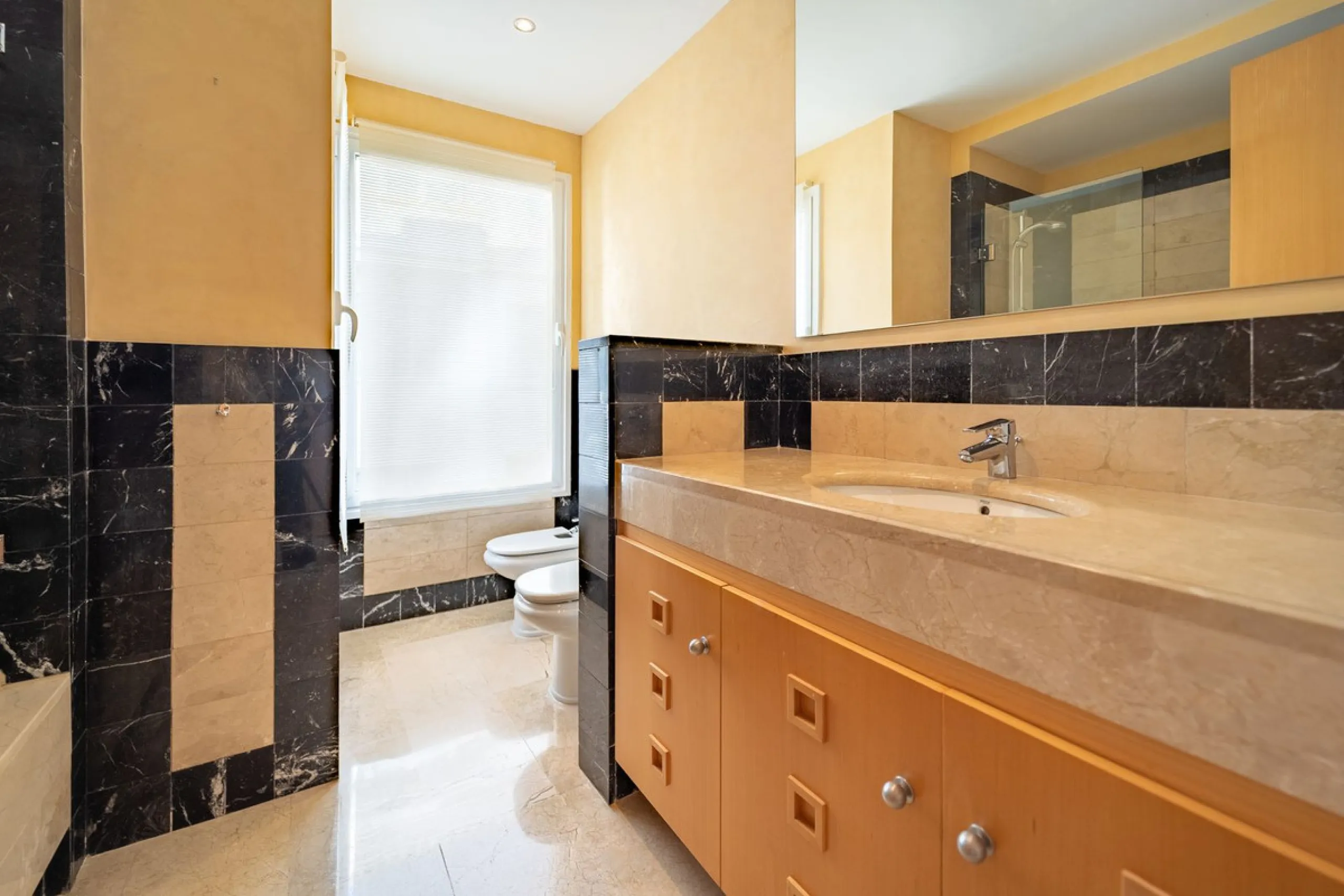 Discover this stunning and exceptionally spacious 3-bedroom, 3-bathroom apartment located in the sought-after area of La Cala Golf. Boasting an elegant and bright living area, the property opens up to a generous terrace with breathtaking views over the Eu