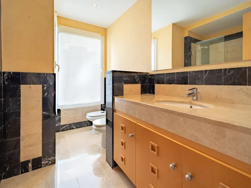 Discover this stunning and exceptionally spacious 3-bedroom, 3-bathroom apartment located in the sought-after area of La Cala Golf. Boasting an elegant and bright living area, the property opens up to a generous terrace with breathtaking views over the Eu