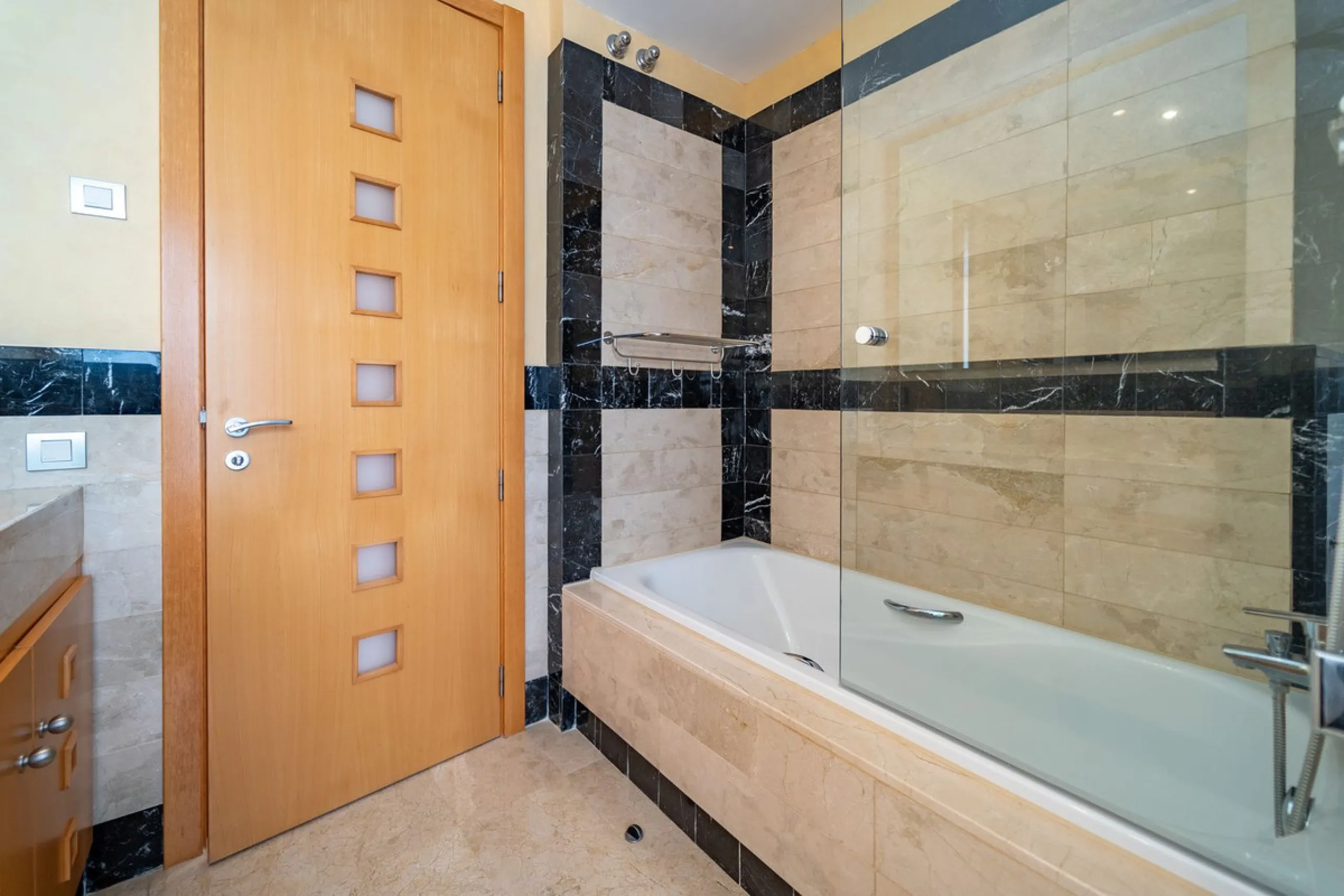 Discover this stunning and exceptionally spacious 3-bedroom, 3-bathroom apartment located in the sought-after area of La Cala Golf. Boasting an elegant and bright living area, the property opens up to a generous terrace with breathtaking views over the Eu