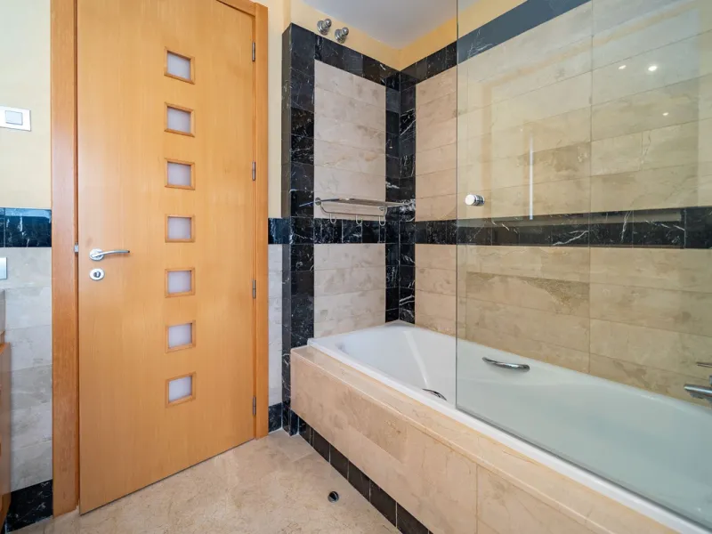 Discover this stunning and exceptionally spacious 3-bedroom, 3-bathroom apartment located in the sought-after area of La Cala Golf. Boasting an elegant and bright living area, the property opens up to a generous terrace with breathtaking views over the Eu