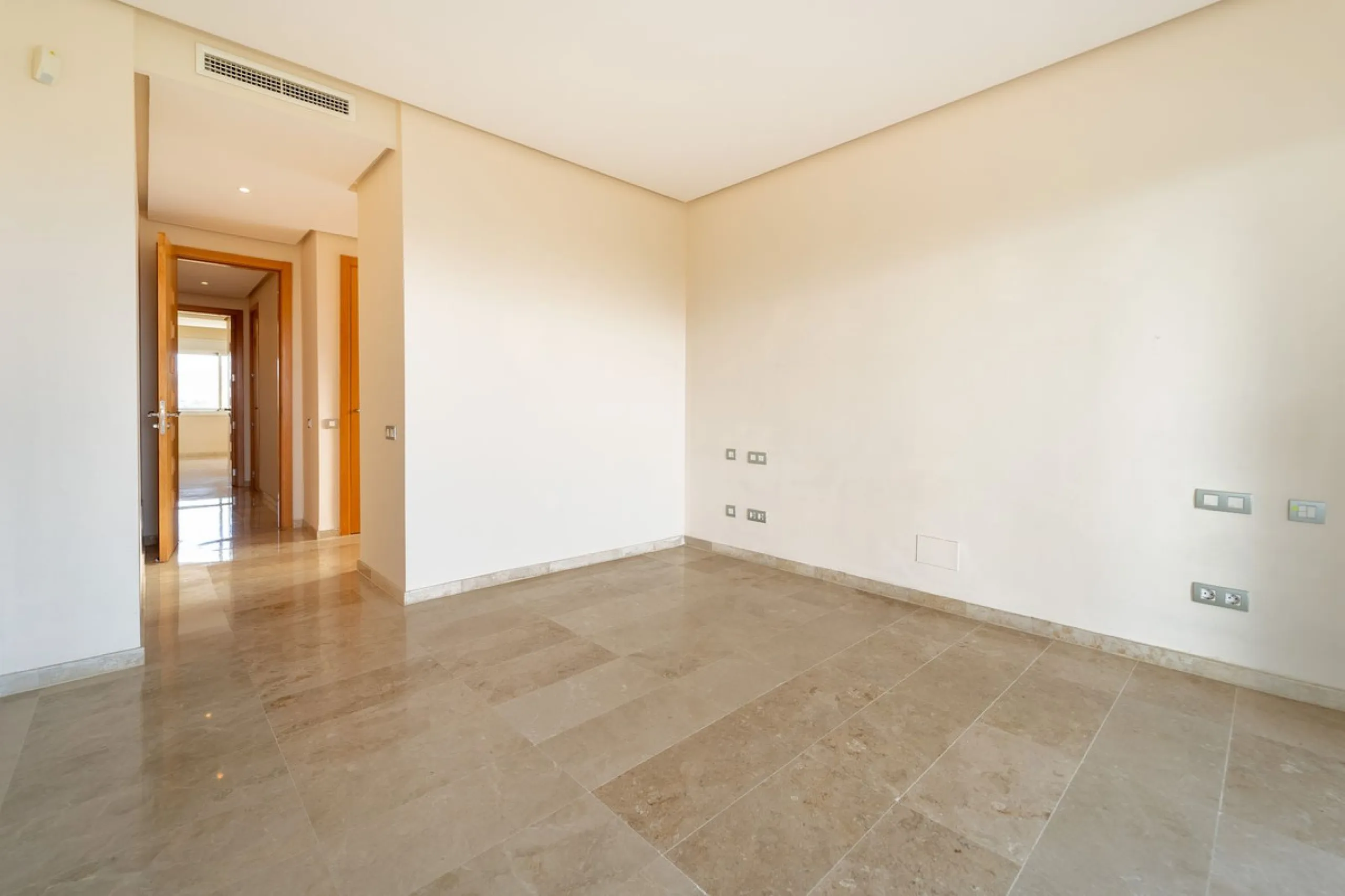 Discover this stunning and exceptionally spacious 3-bedroom, 3-bathroom apartment located in the sought-after area of La Cala Golf. Boasting an elegant and bright living area, the property opens up to a generous terrace with breathtaking views over the Eu
