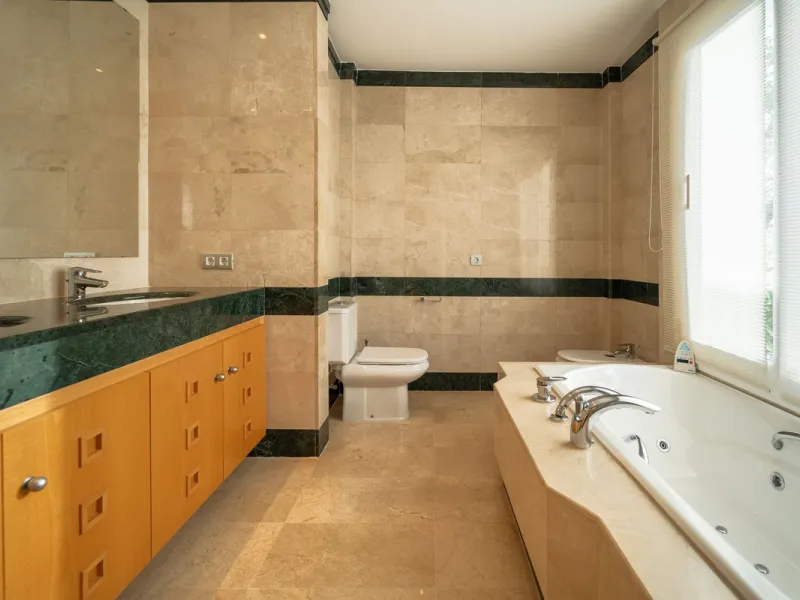 Discover this stunning and exceptionally spacious 3-bedroom, 3-bathroom apartment located in the sought-after area of La Cala Golf. Boasting an elegant and bright living area, the property opens up to a generous terrace with breathtaking views over the Eu