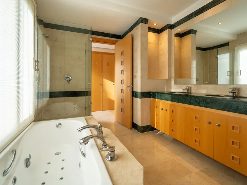 Discover this stunning and exceptionally spacious 3-bedroom, 3-bathroom apartment located in the sought-after area of La Cala Golf. Boasting an elegant and bright living area, the property opens up to a generous terrace with breathtaking views over the Eu
