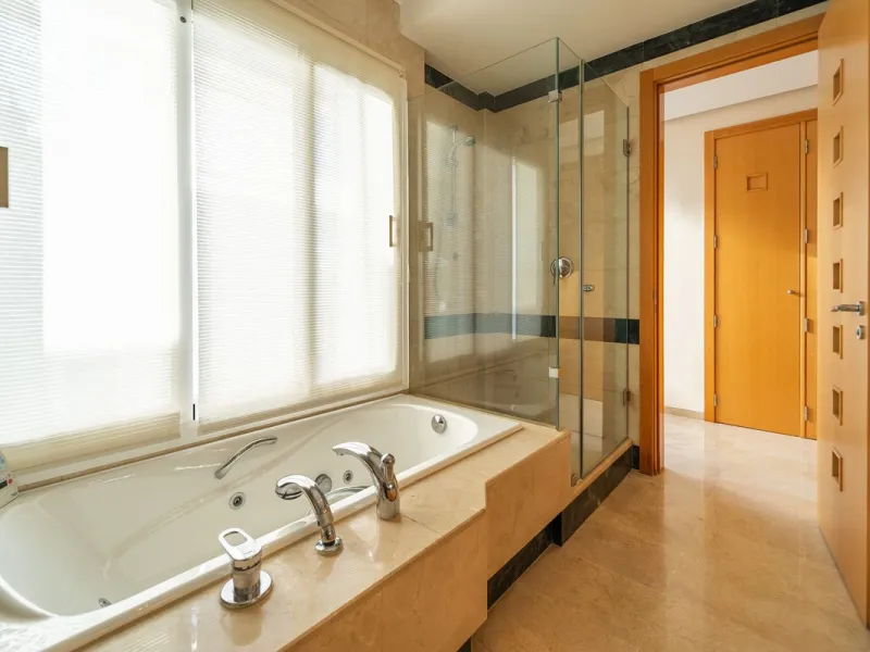 Discover this stunning and exceptionally spacious 3-bedroom, 3-bathroom apartment located in the sought-after area of La Cala Golf. Boasting an elegant and bright living area, the property opens up to a generous terrace with breathtaking views over the Eu