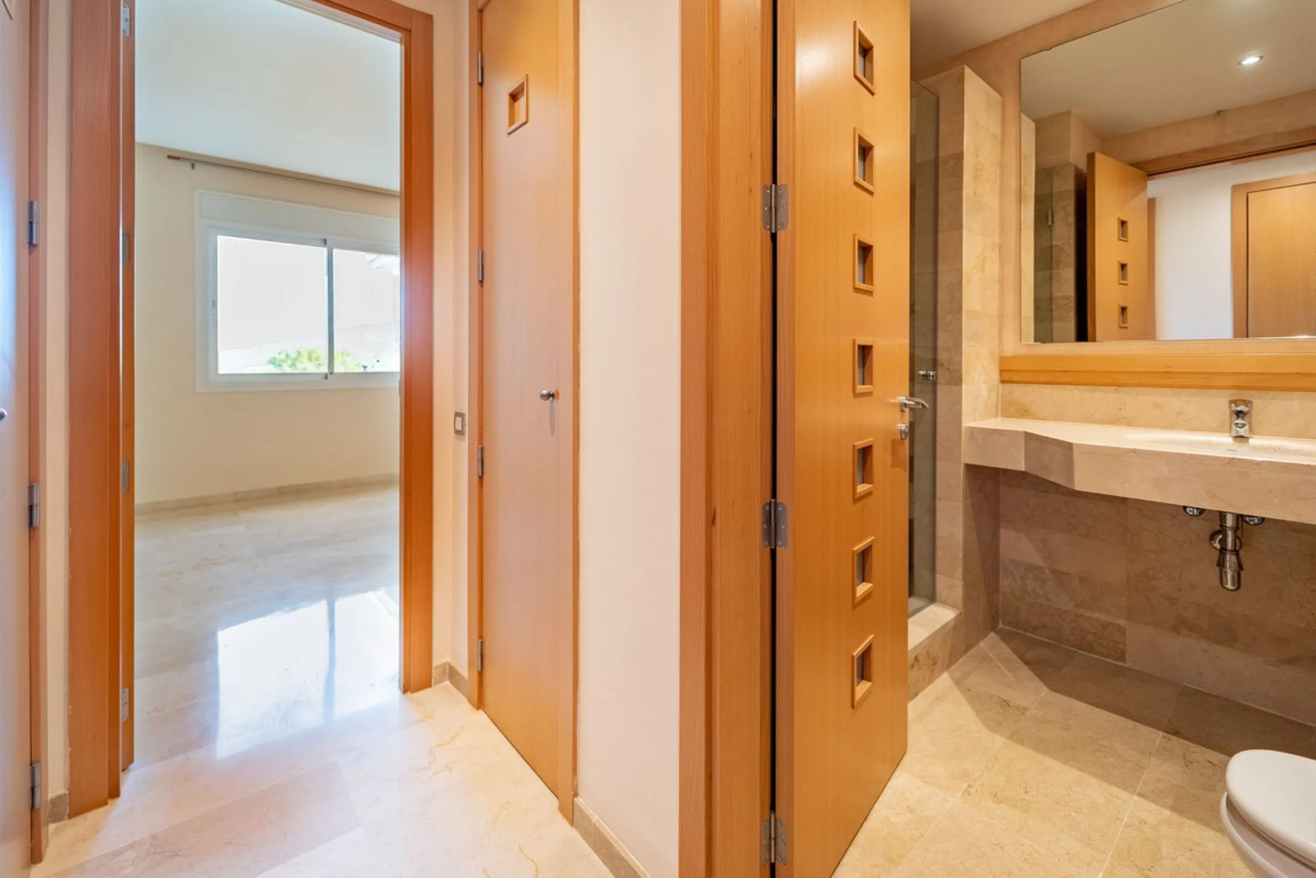 Discover this stunning and exceptionally spacious 3-bedroom, 3-bathroom apartment located in the sought-after area of La Cala Golf. Boasting an elegant and bright living area, the property opens up to a generous terrace with breathtaking views over the Eu