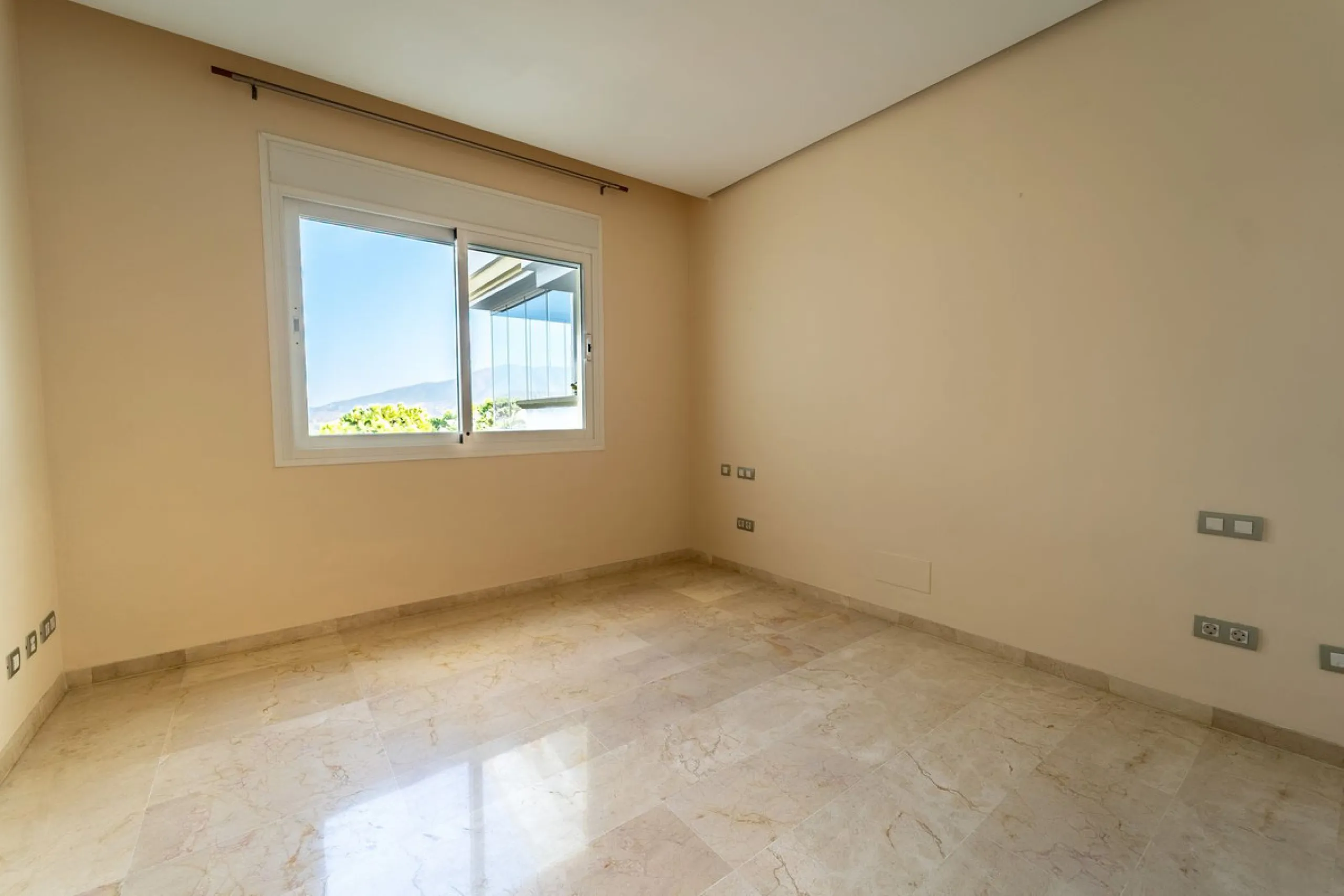 Discover this stunning and exceptionally spacious 3-bedroom, 3-bathroom apartment located in the sought-after area of La Cala Golf. Boasting an elegant and bright living area, the property opens up to a generous terrace with breathtaking views over the Eu